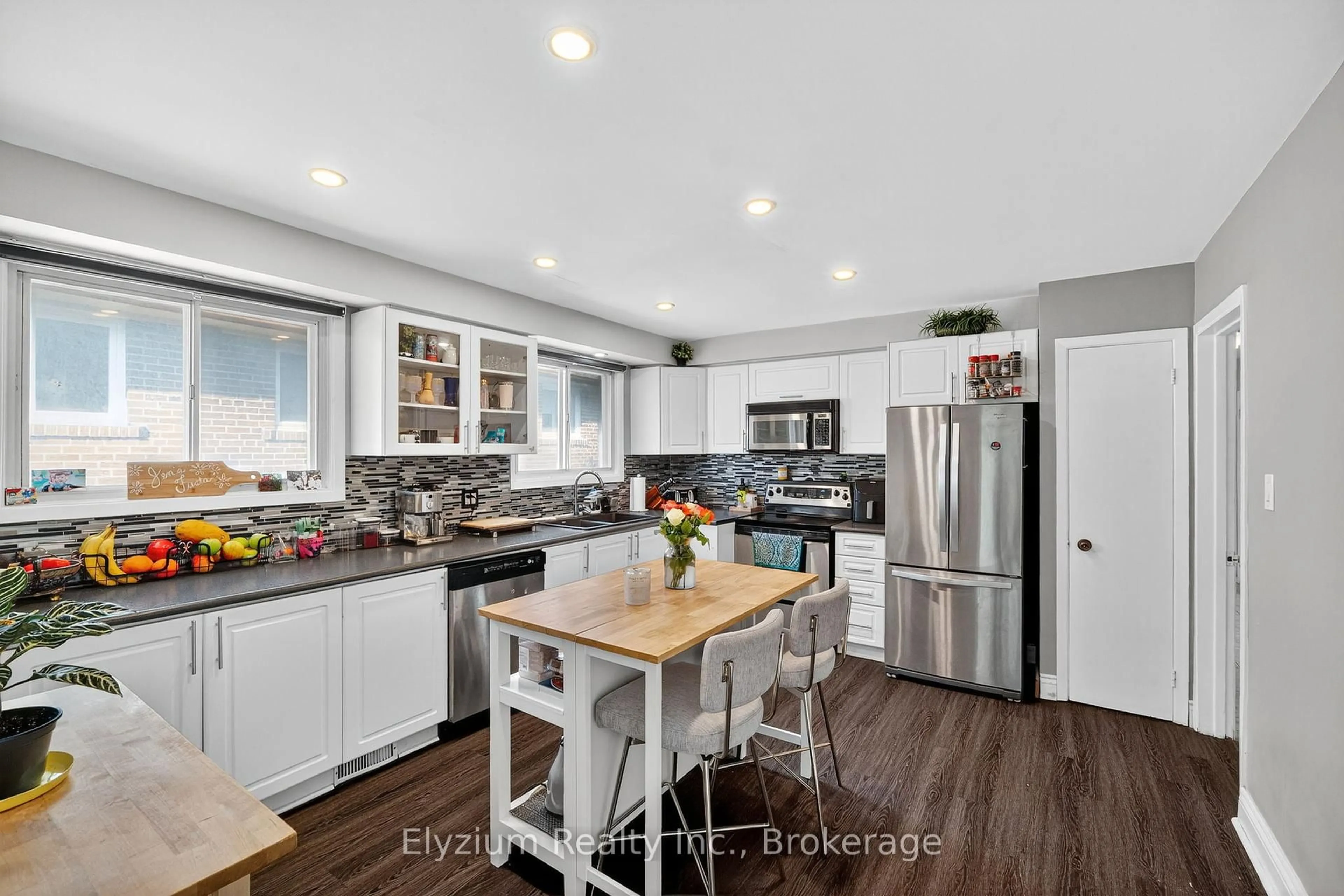 Open concept kitchen, unknown for 35 Paradelle Cres, Toronto Ontario M3N 1E6