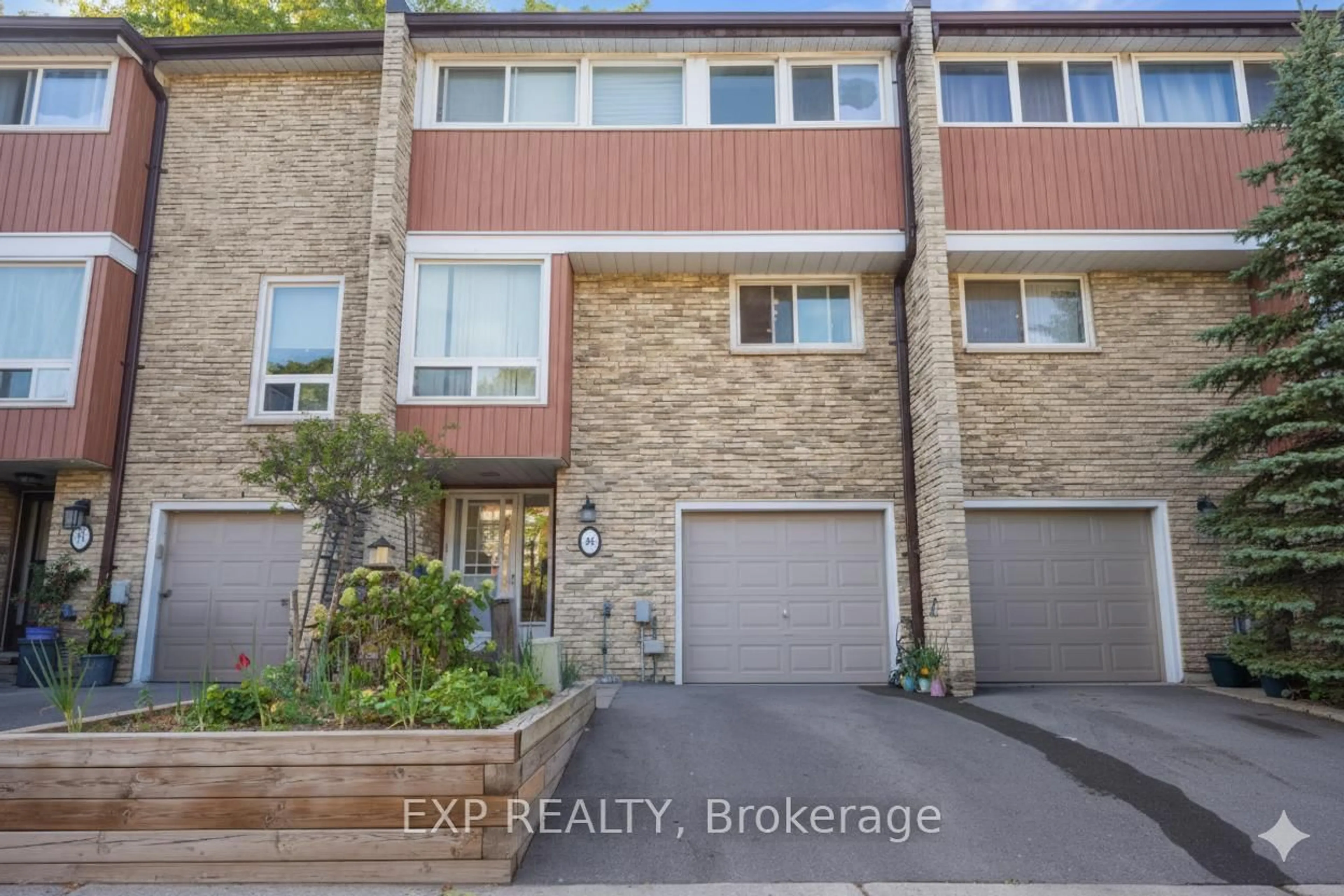 A pic from outside/outdoor area/front of a property/back of a property/a pic from drone, street for 915 Inverhouse Dr, Mississauga Ontario L5J 4B2