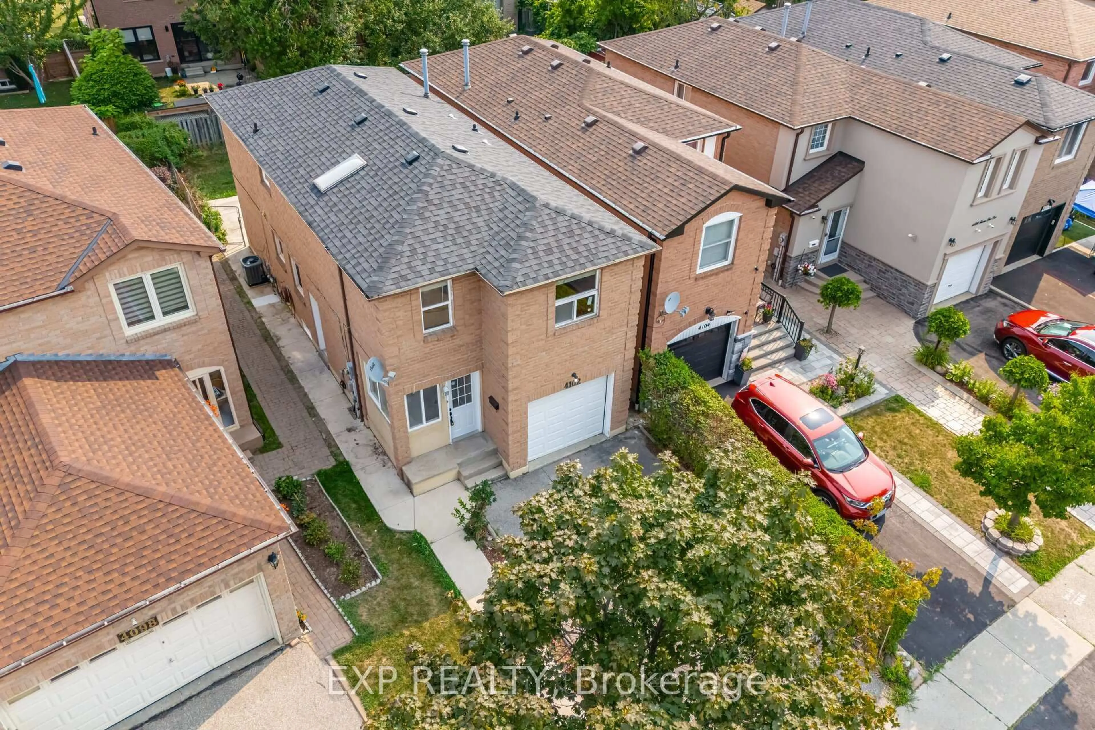 A pic from outside/outdoor area/front of a property/back of a property/a pic from drone, street for 4102 Forest Fire Cres, Mississauga Ontario L4W 3P5