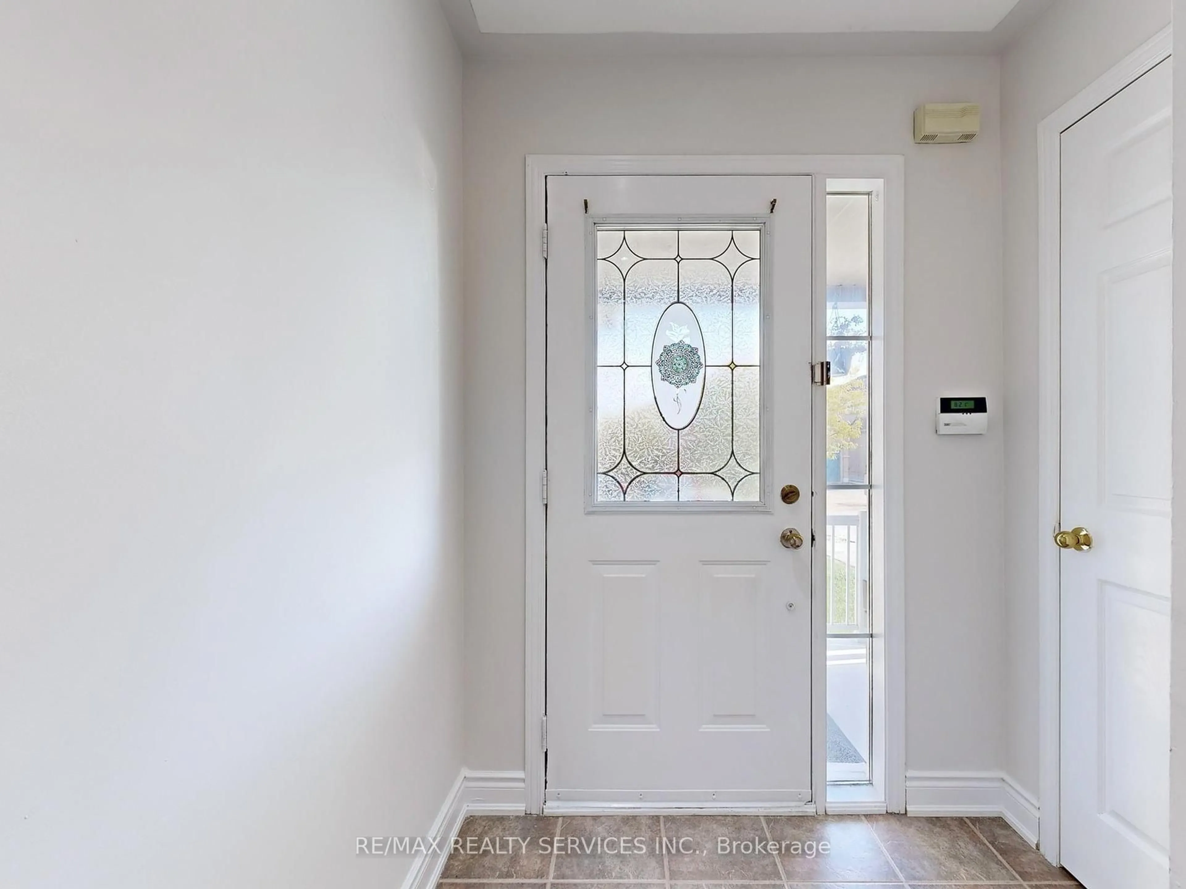 Indoor entryway for 44 Amethyst Circ, Brampton Ontario L6P 0Z3