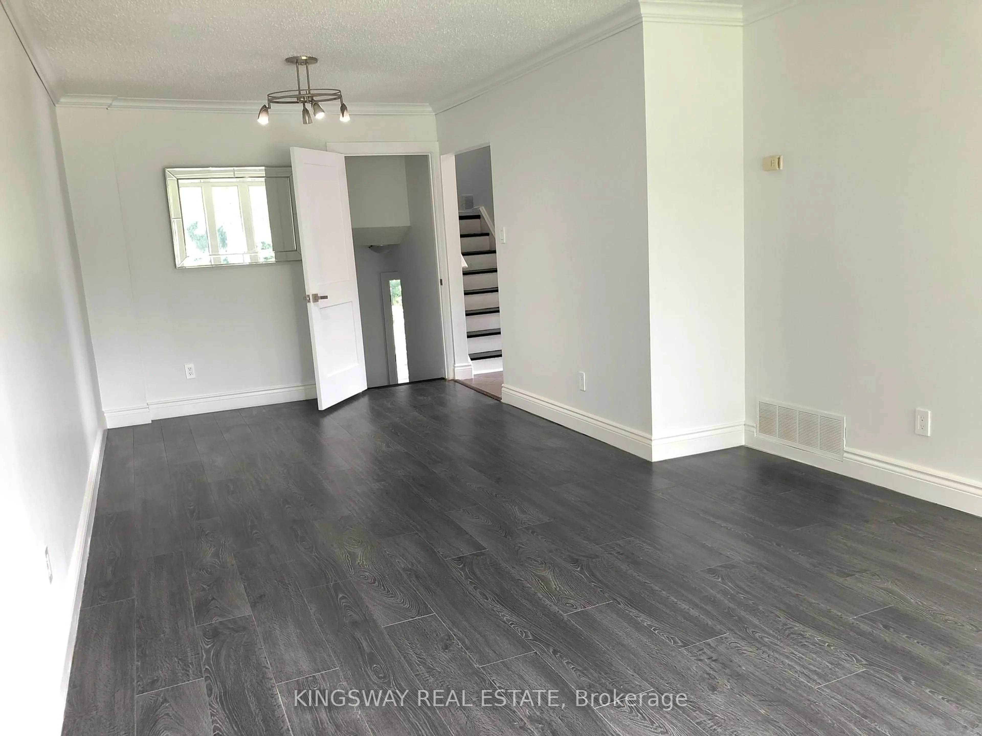 A pic of a room for 1489 Sandgate Cres, Mississauga Ontario L5J 2E3