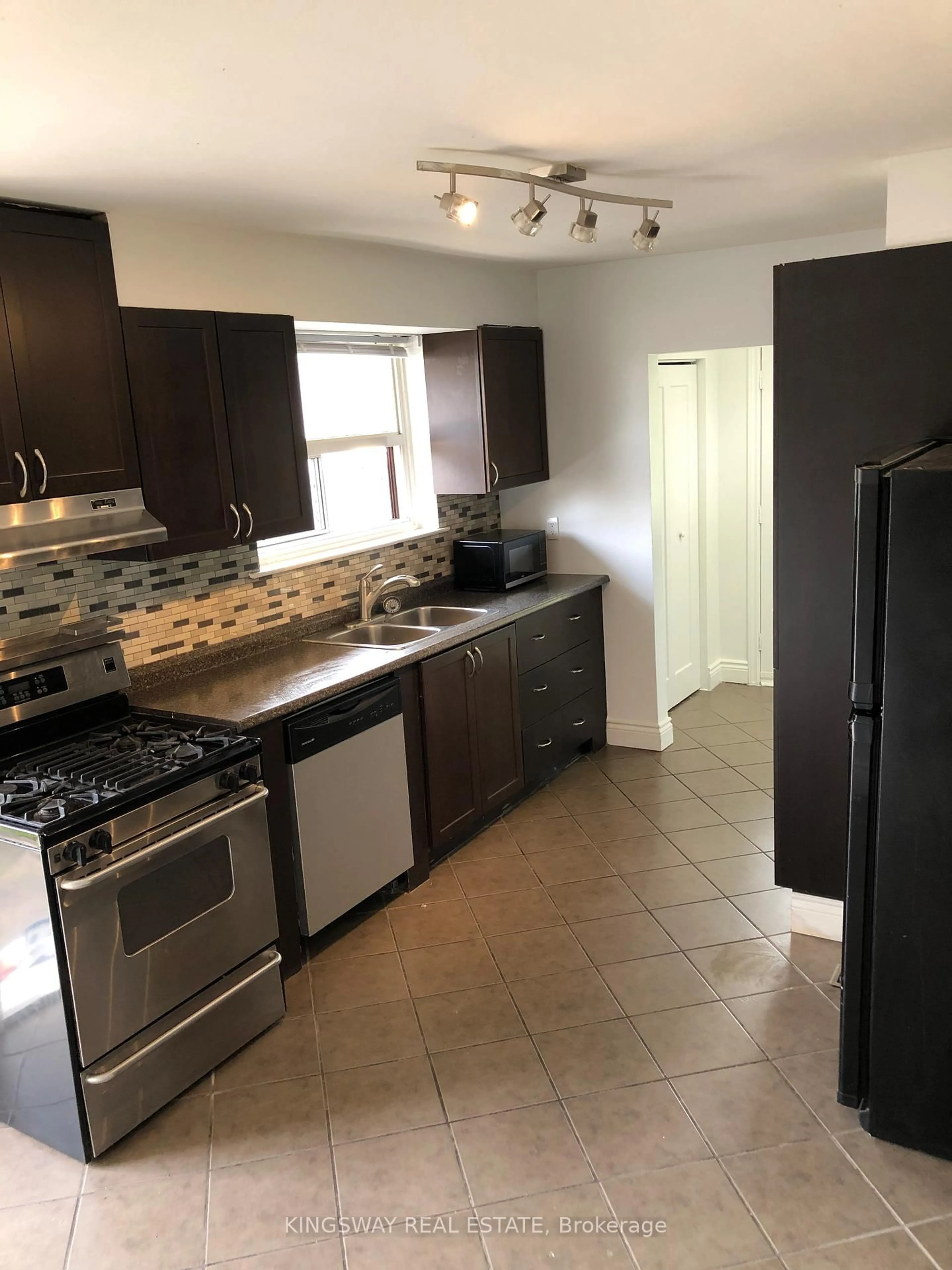 Standard kitchen, ceramic/tile floor for 1489 Sandgate Cres, Mississauga Ontario L5J 2E3