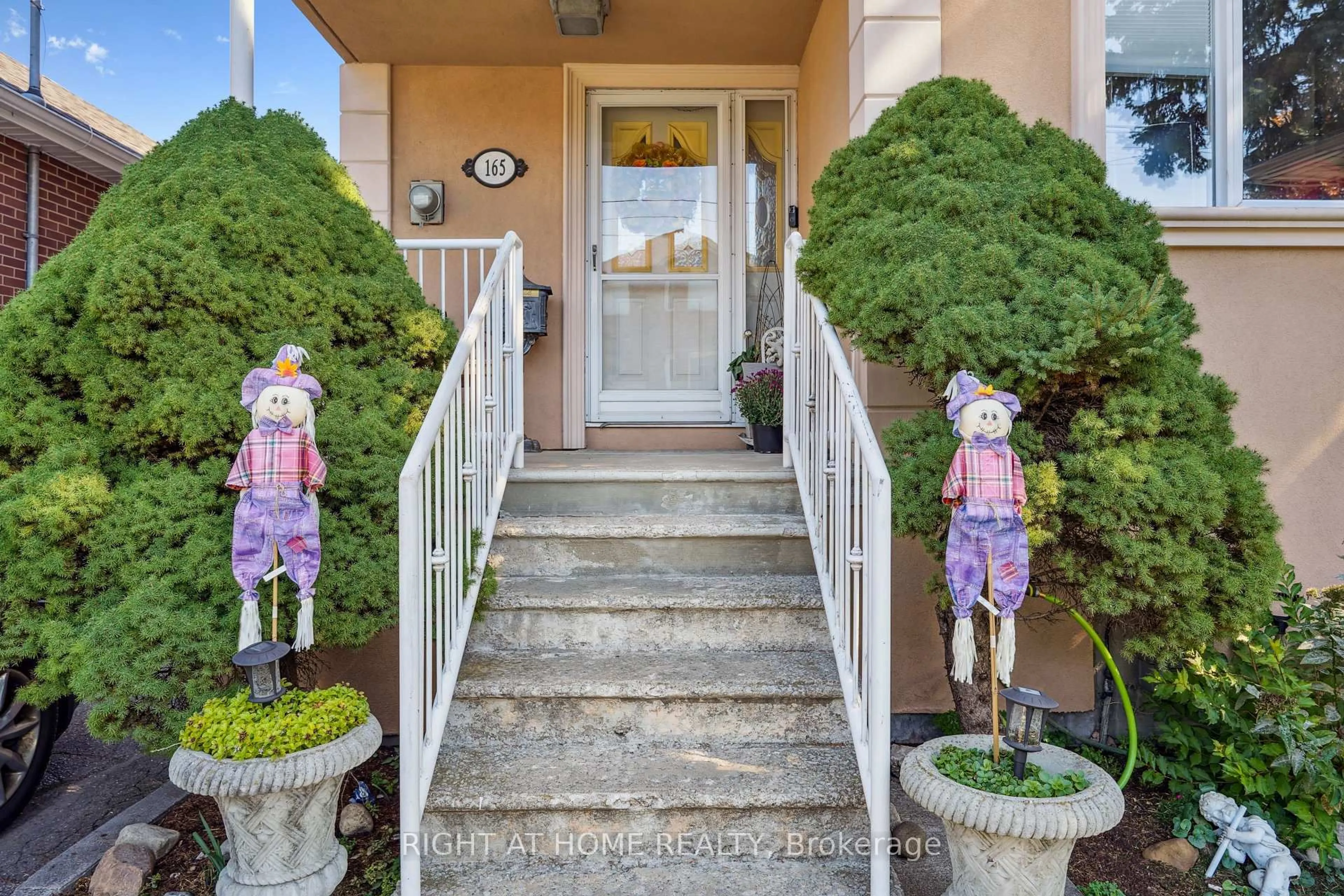 Indoor entryway for 165 Locksley Ave, Toronto Ontario M6B 3N4