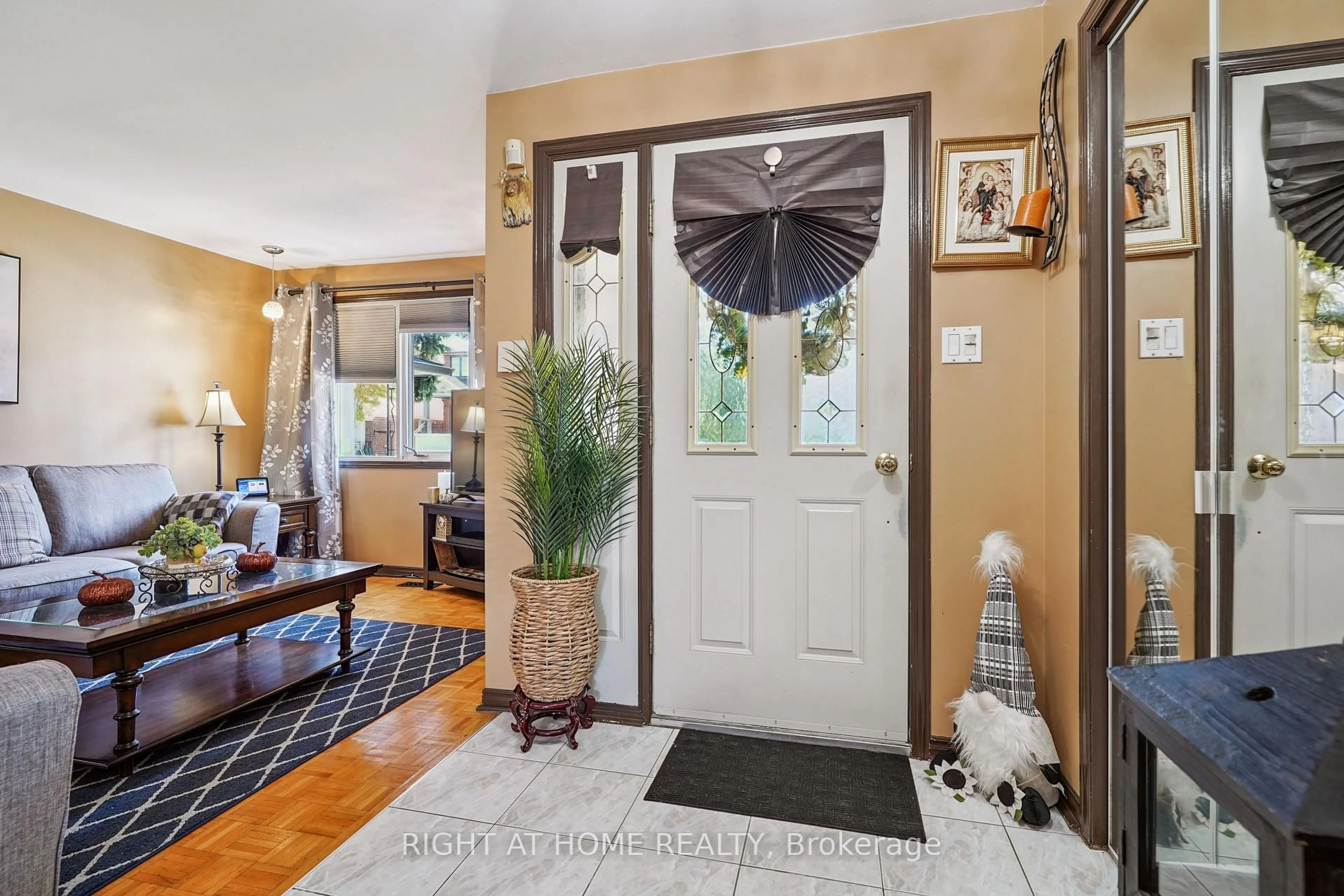 Indoor entryway for 165 Locksley Ave, Toronto Ontario M6B 3N4