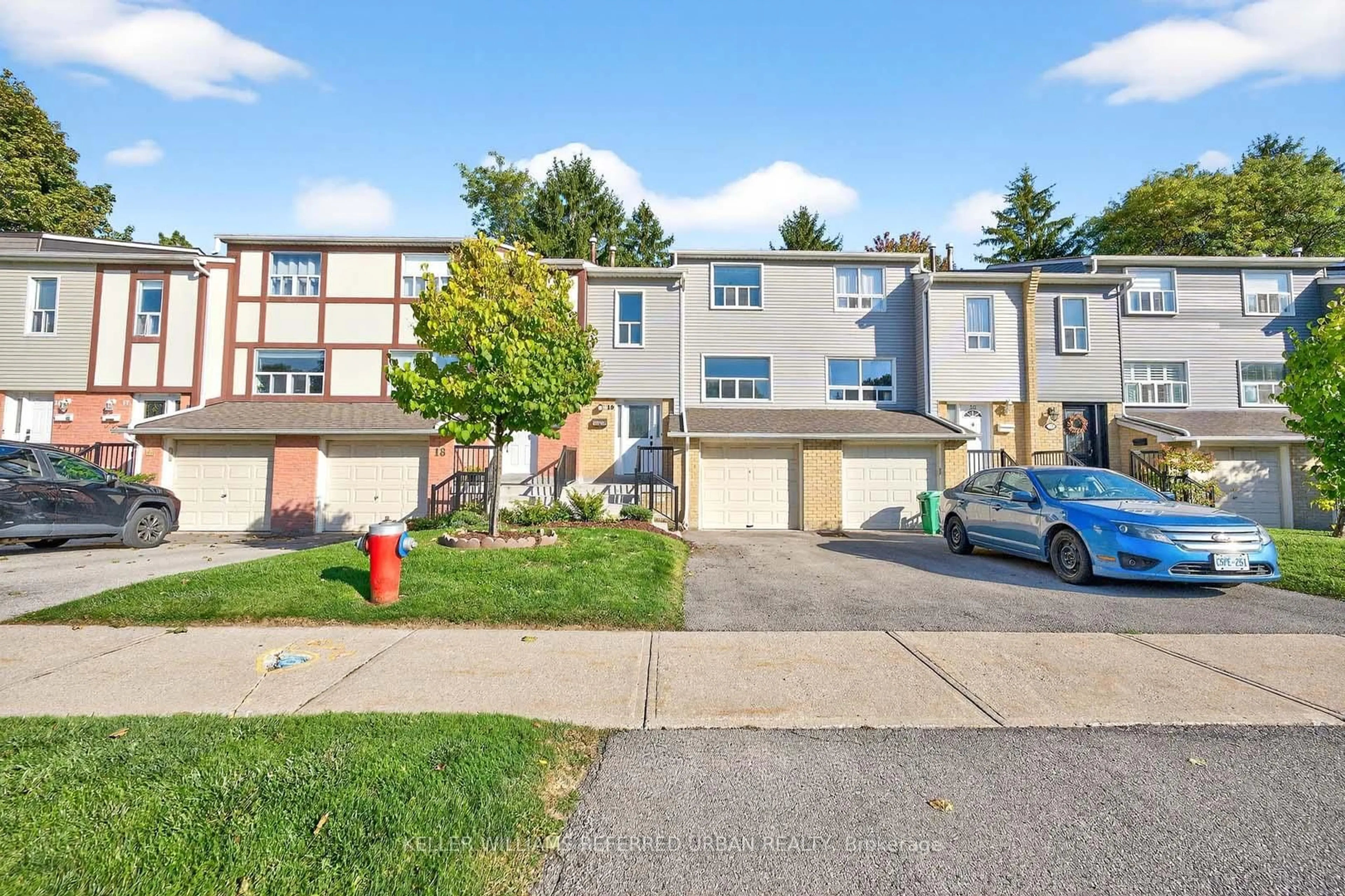 A pic from outside/outdoor area/front of a property/back of a property/a pic from drone, street for 1050 Shawnmarr Rd #19, Mississauga Ontario L5H 3V1