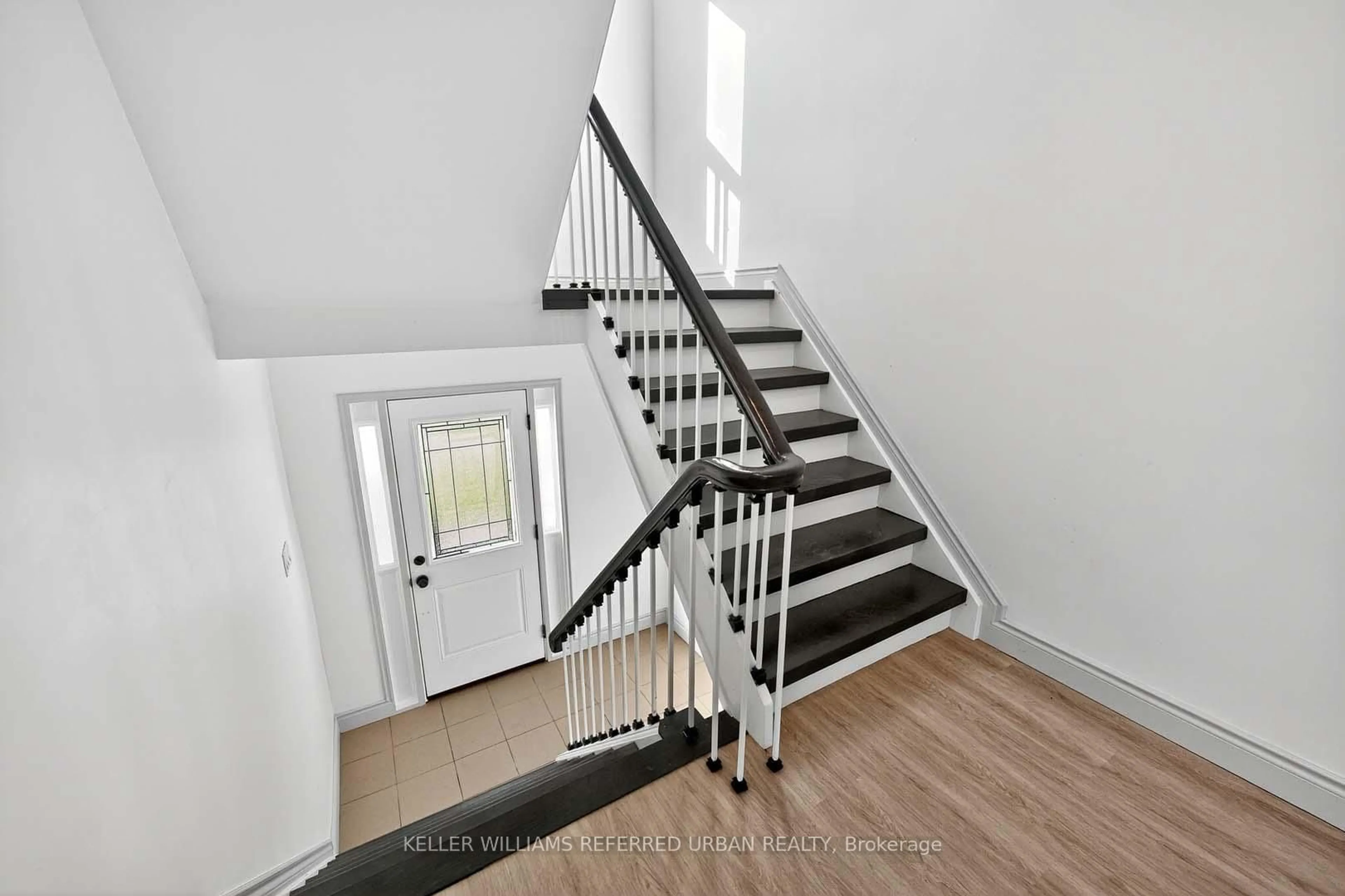 Stairs for 1050 Shawnmarr Rd #19, Mississauga Ontario L5H 3V1