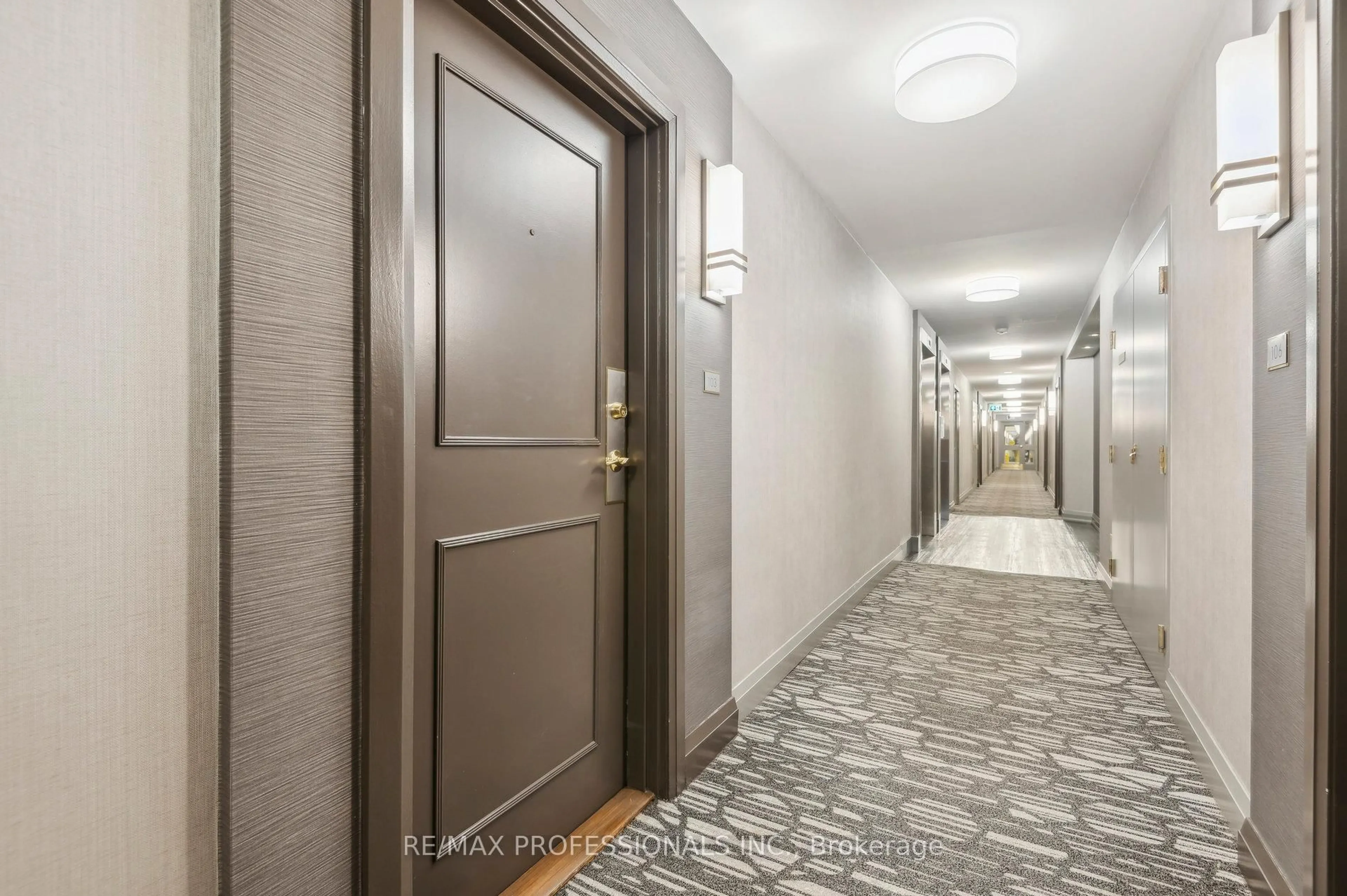 Indoor foyer for 1140 Parkwest Pl #103, Mississauga Ontario L5E 3K9