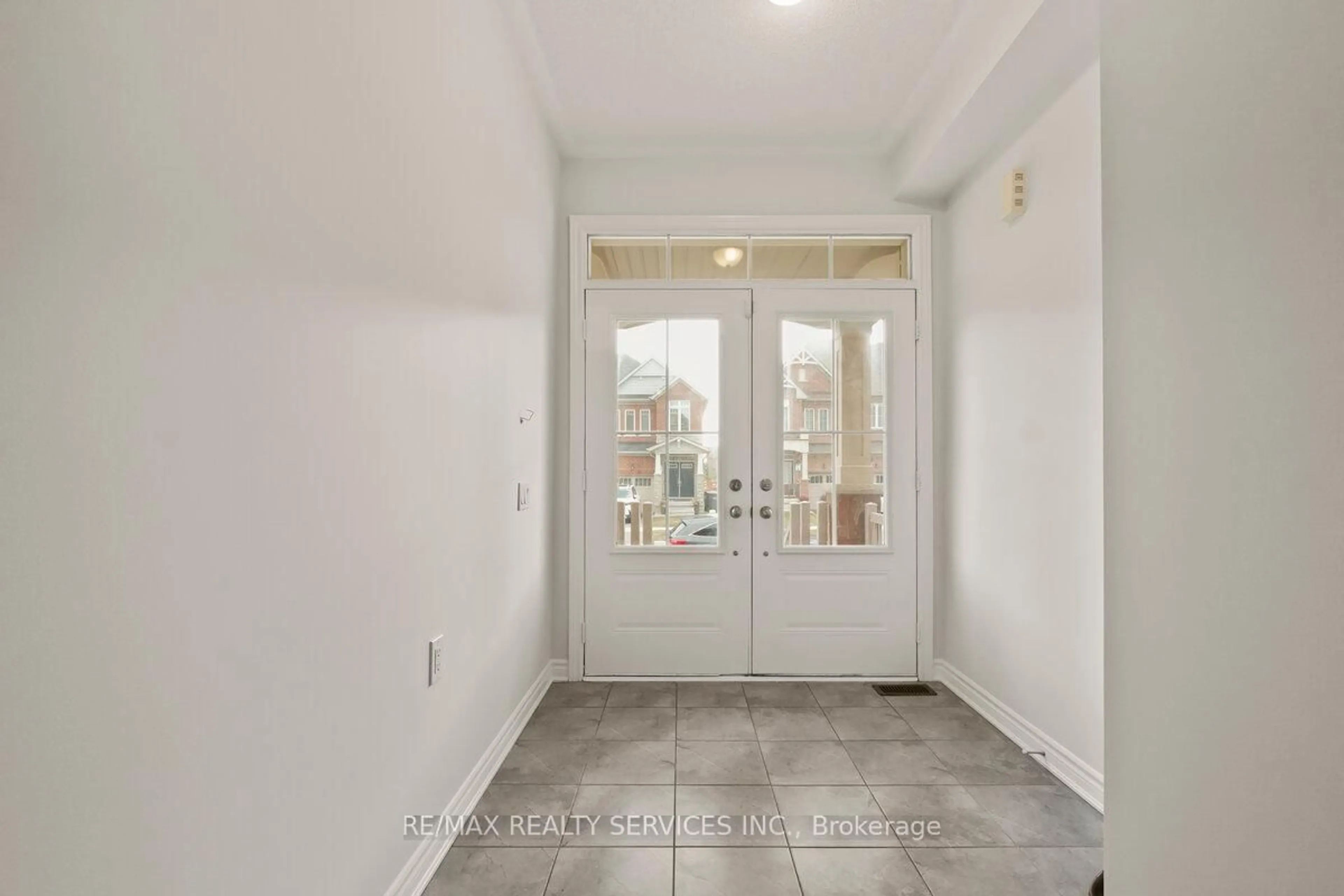 Indoor entryway for 9 Phyllis Dr, Caledon Ontario L7C 4E3