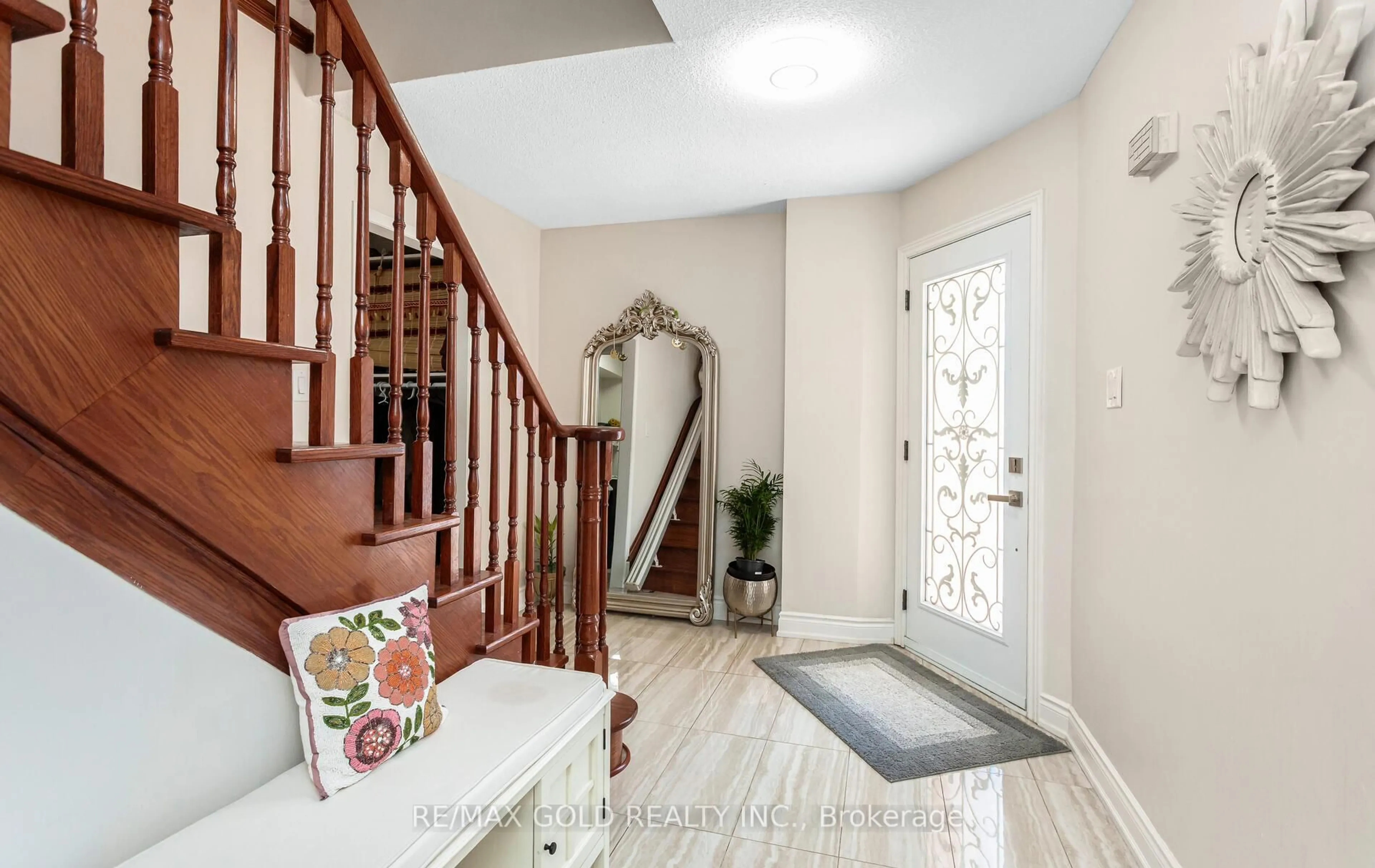 Indoor entryway for 1482 Stillriver Cres, Mississauga Ontario L5M 3V5