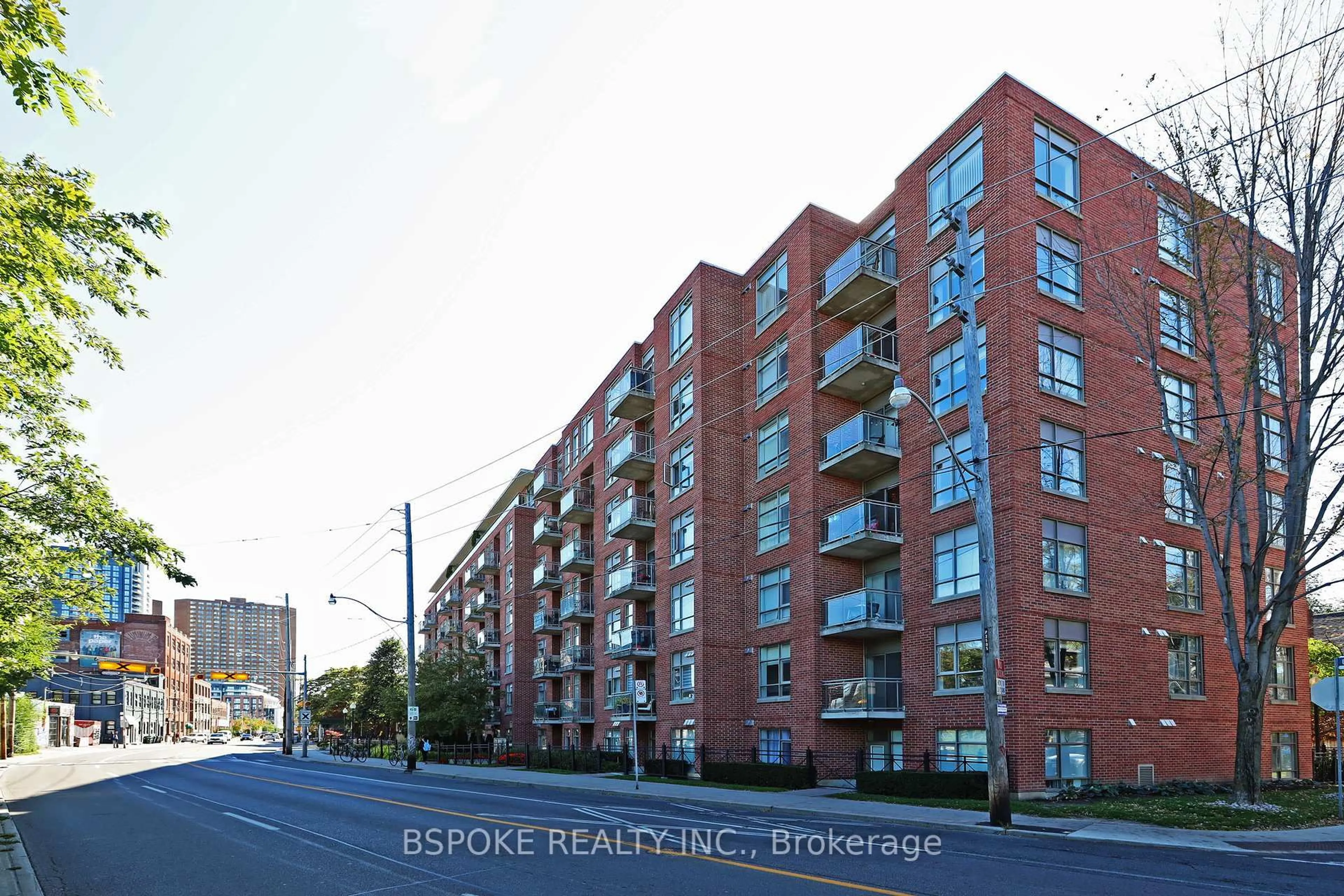 Unknown for 2495 Dundas St #320, Toronto Ontario M6P 1X4