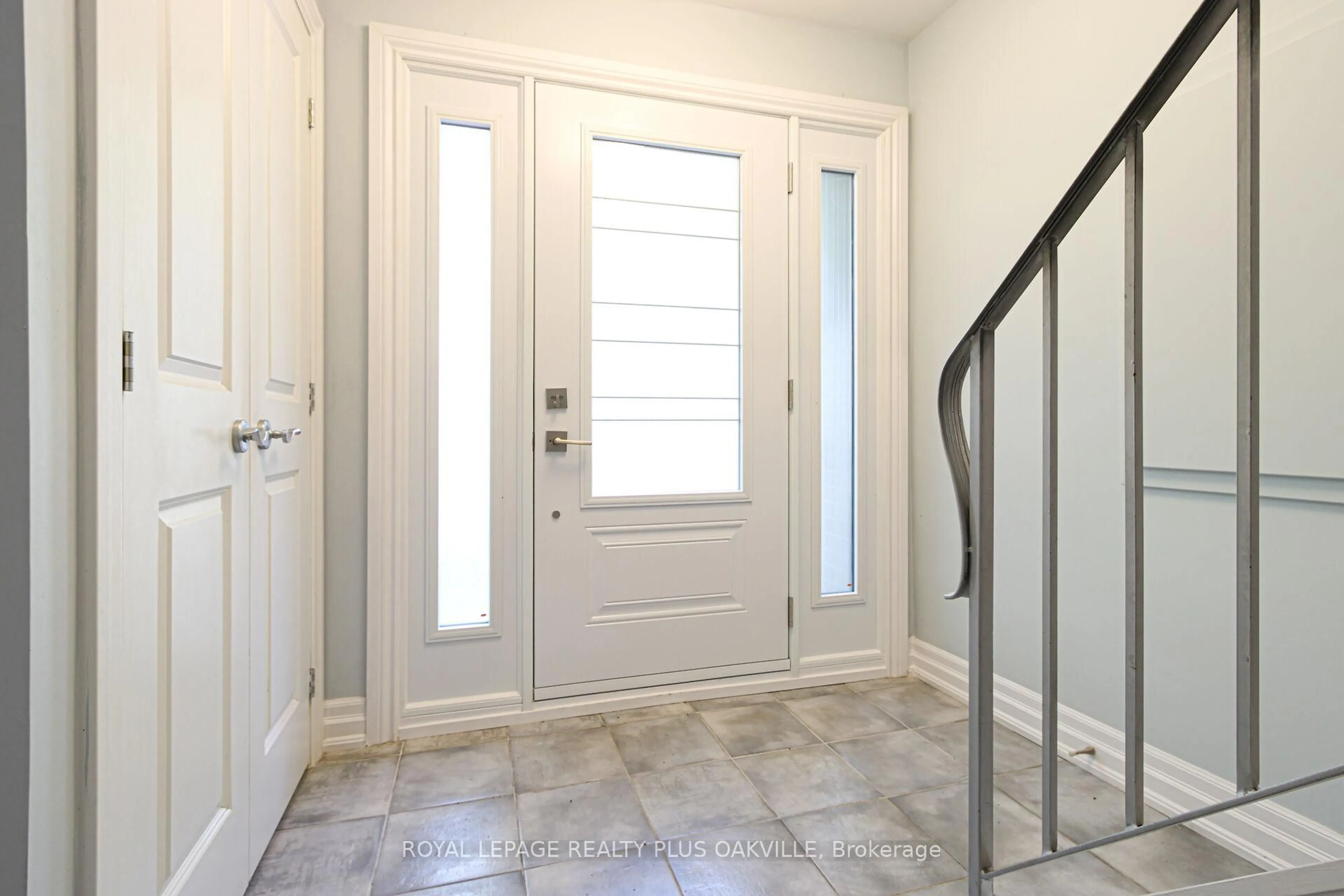 Indoor entryway for 2060 WATER'S EDGE Dr, Oakville Ontario L6L 1A4