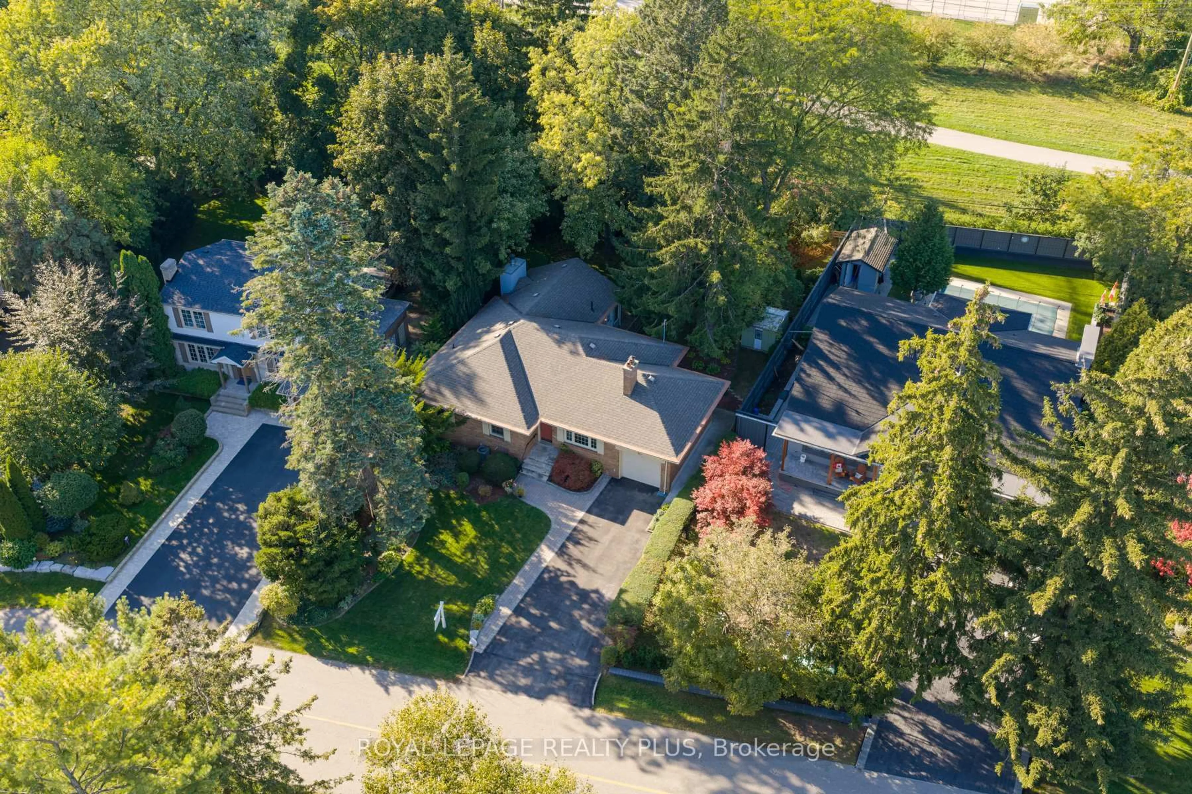 A pic from outside/outdoor area/front of a property/back of a property/a pic from drone, street for 935 Hedge Dr, Mississauga Ontario L4Y 1E9