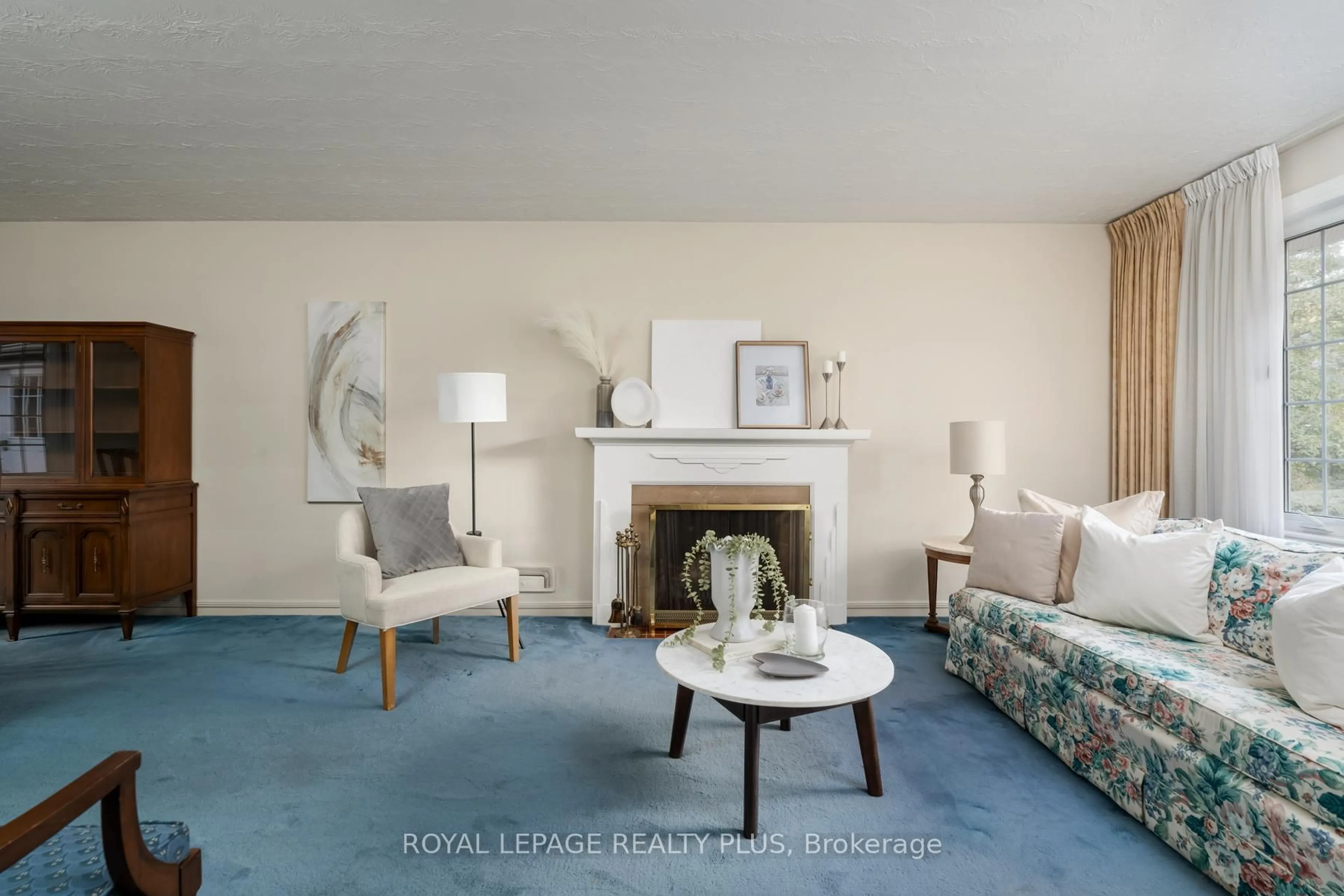 Living room with furniture, carpet floor for 935 Hedge Dr, Mississauga Ontario L4Y 1E9