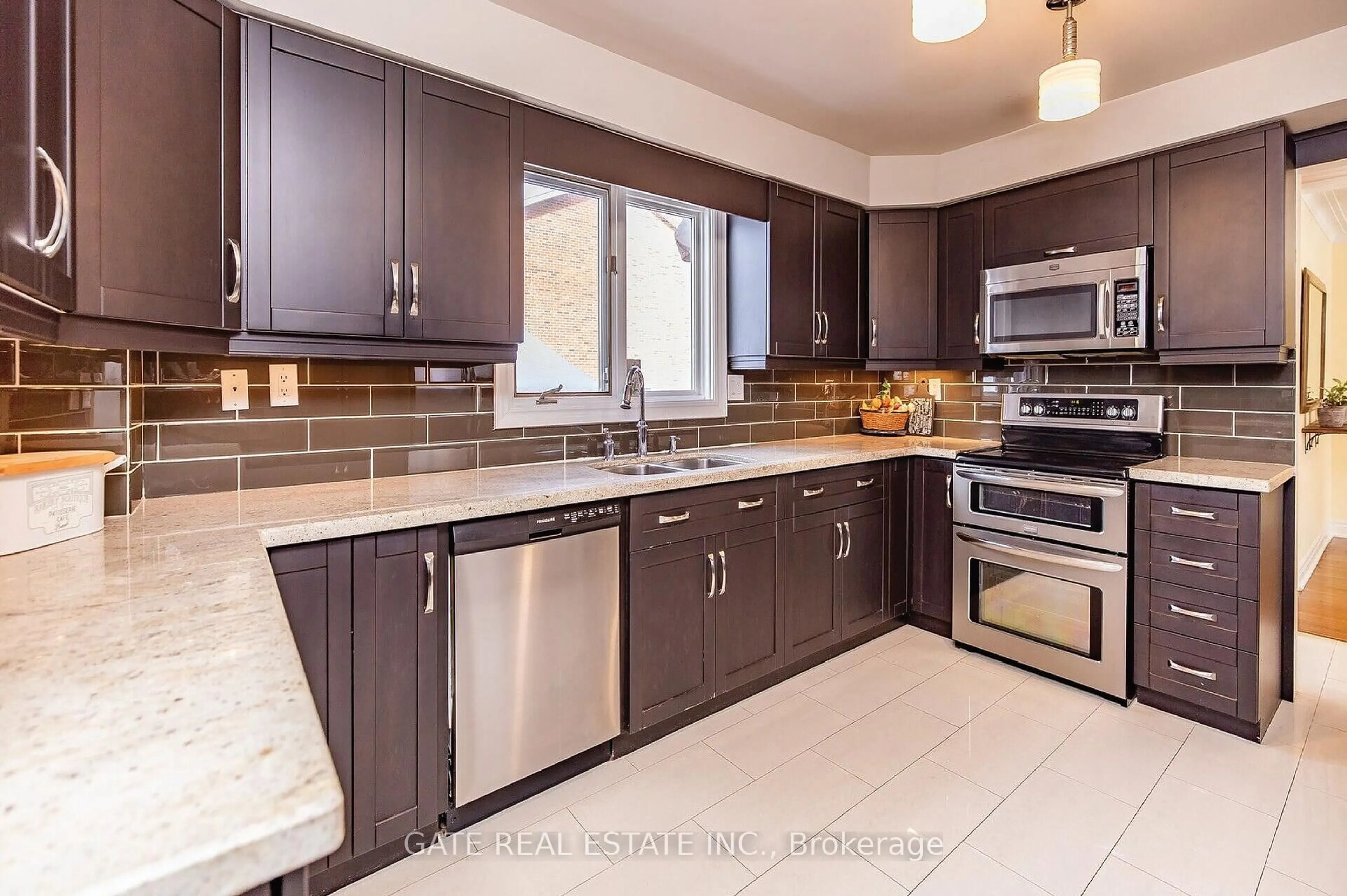 Open concept kitchen, ceramic/tile floor for 60 Scott St, Brampton Ontario L6V 1S3