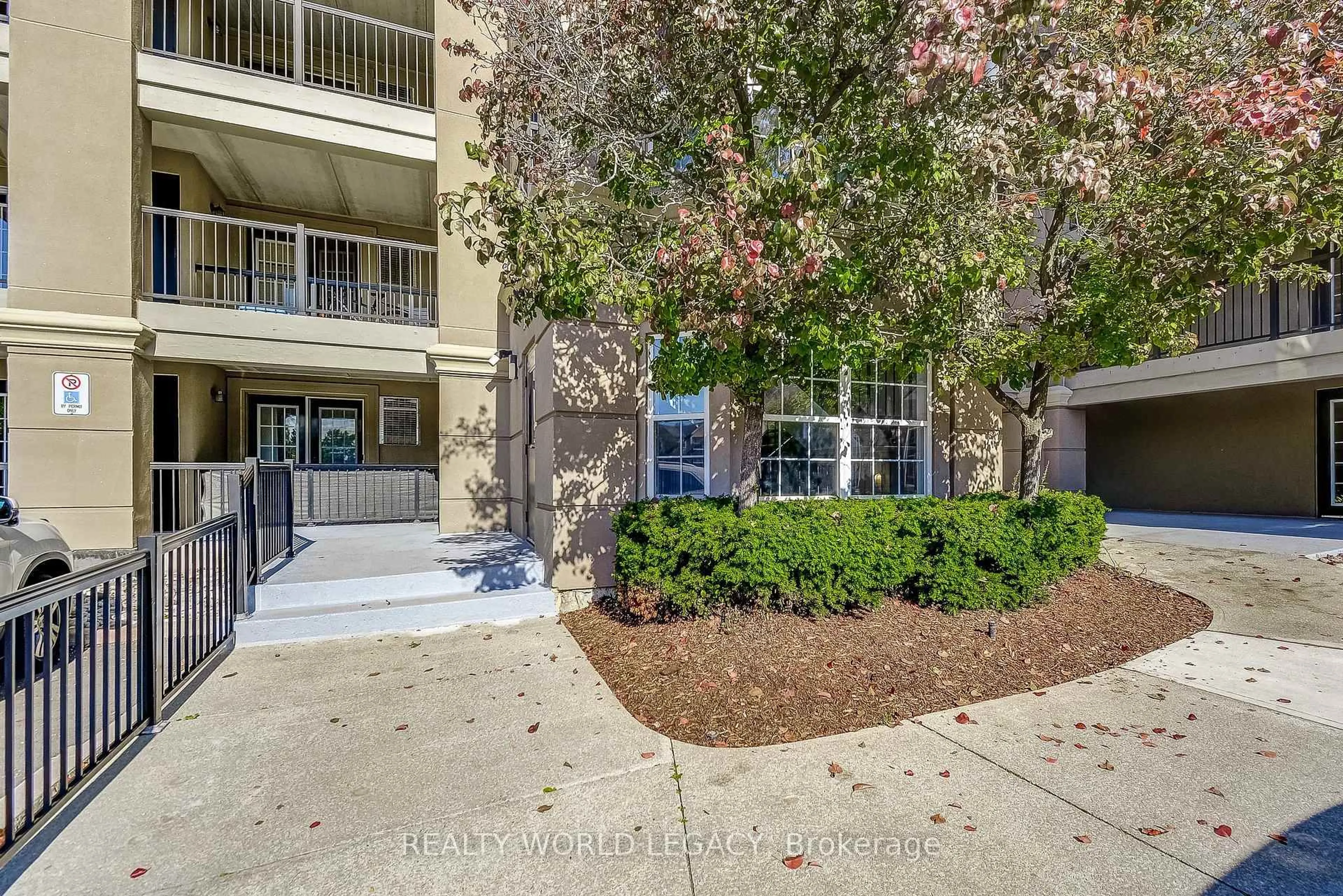 Indoor foyer for 2055 Appleby Line #103, Burlington Ontario L7L 7H1
