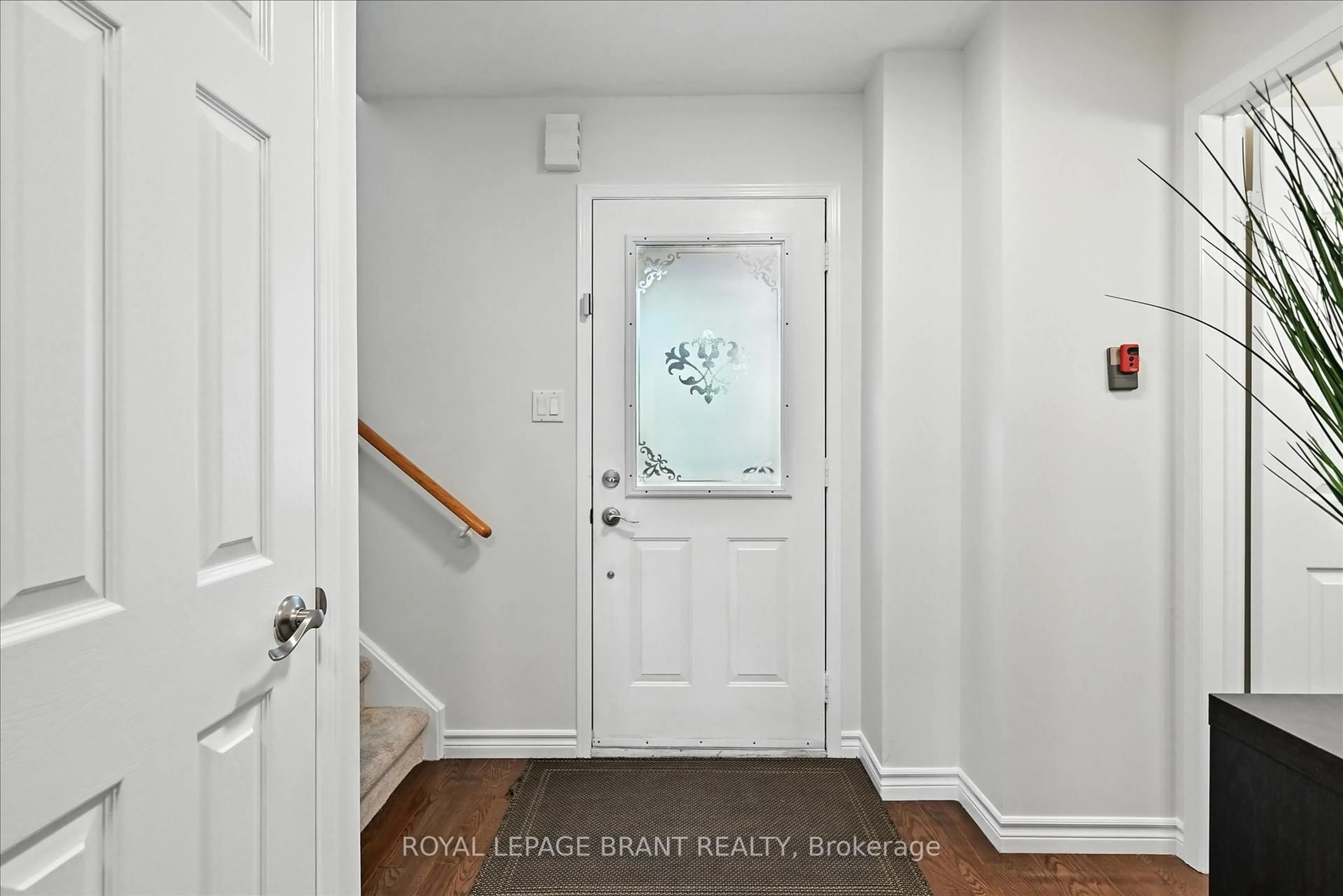 Indoor entryway for 479 Taylor Cres, Burlington Ontario L7L 6G2