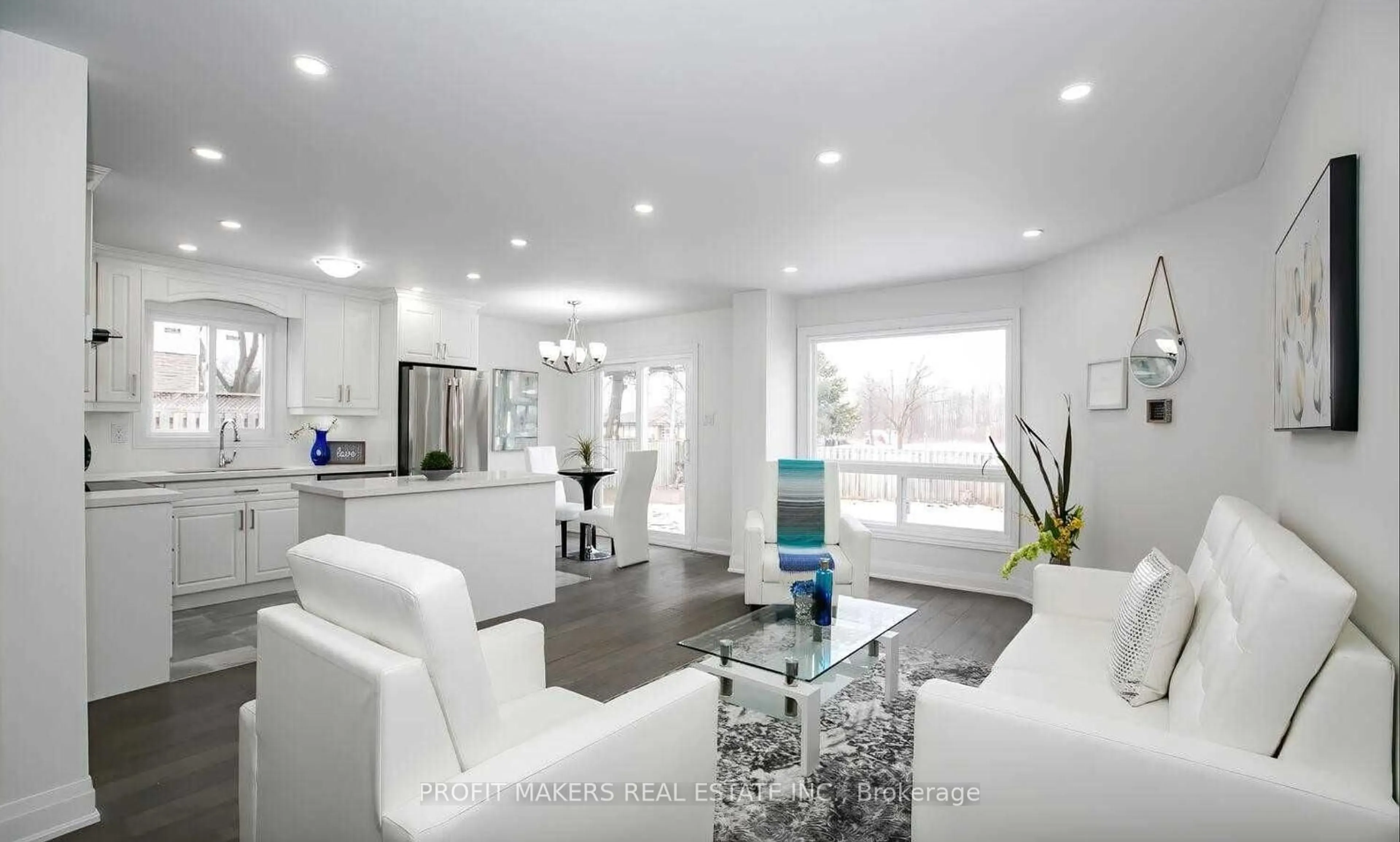 Living room with furniture, ceramic/tile floor for 7139 Fayette Circ, Mississauga Ontario L5N 1Y5