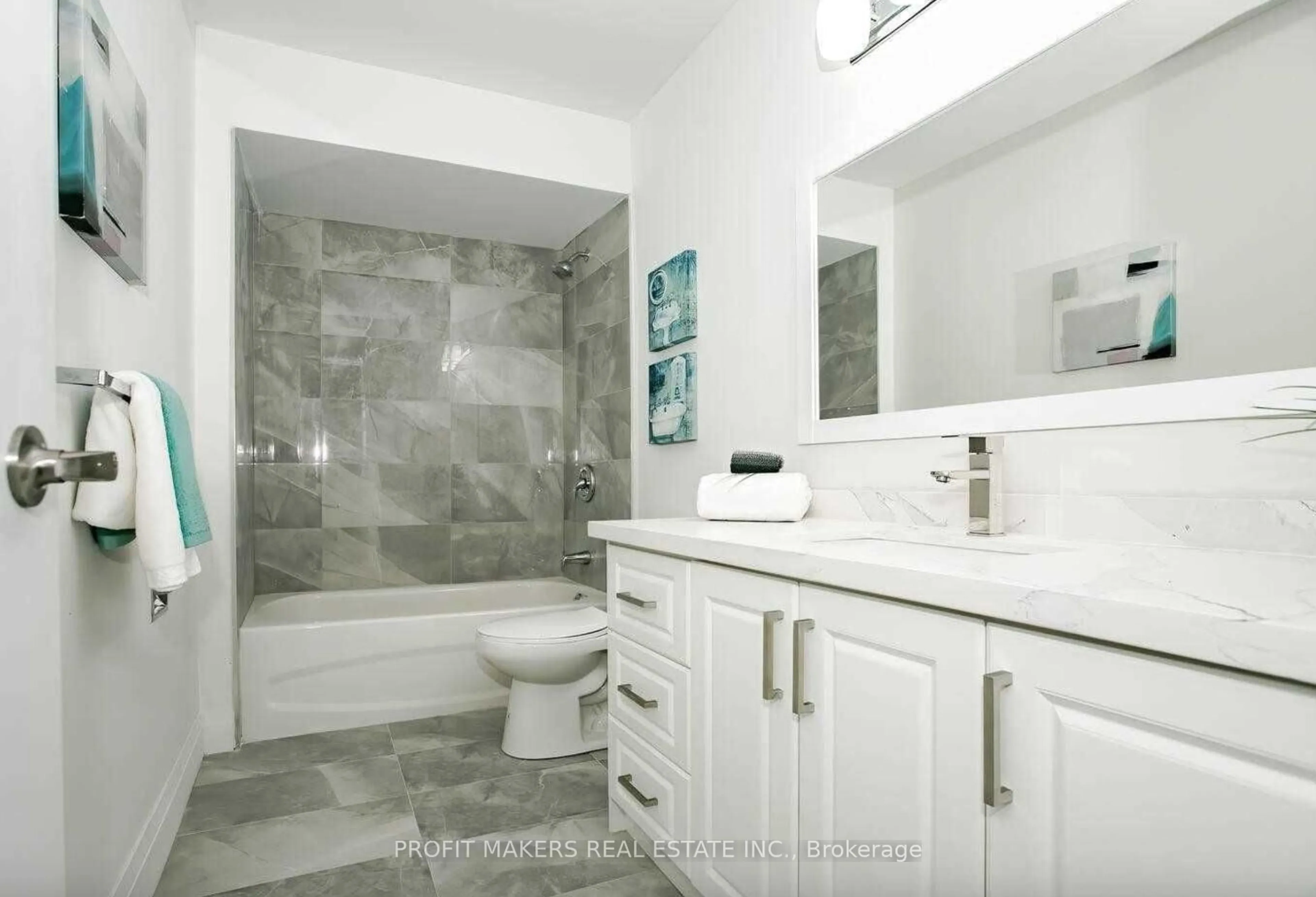 Contemporary bathroom, ceramic/tile floor for 7139 Fayette Circ, Mississauga Ontario L5N 1Y5