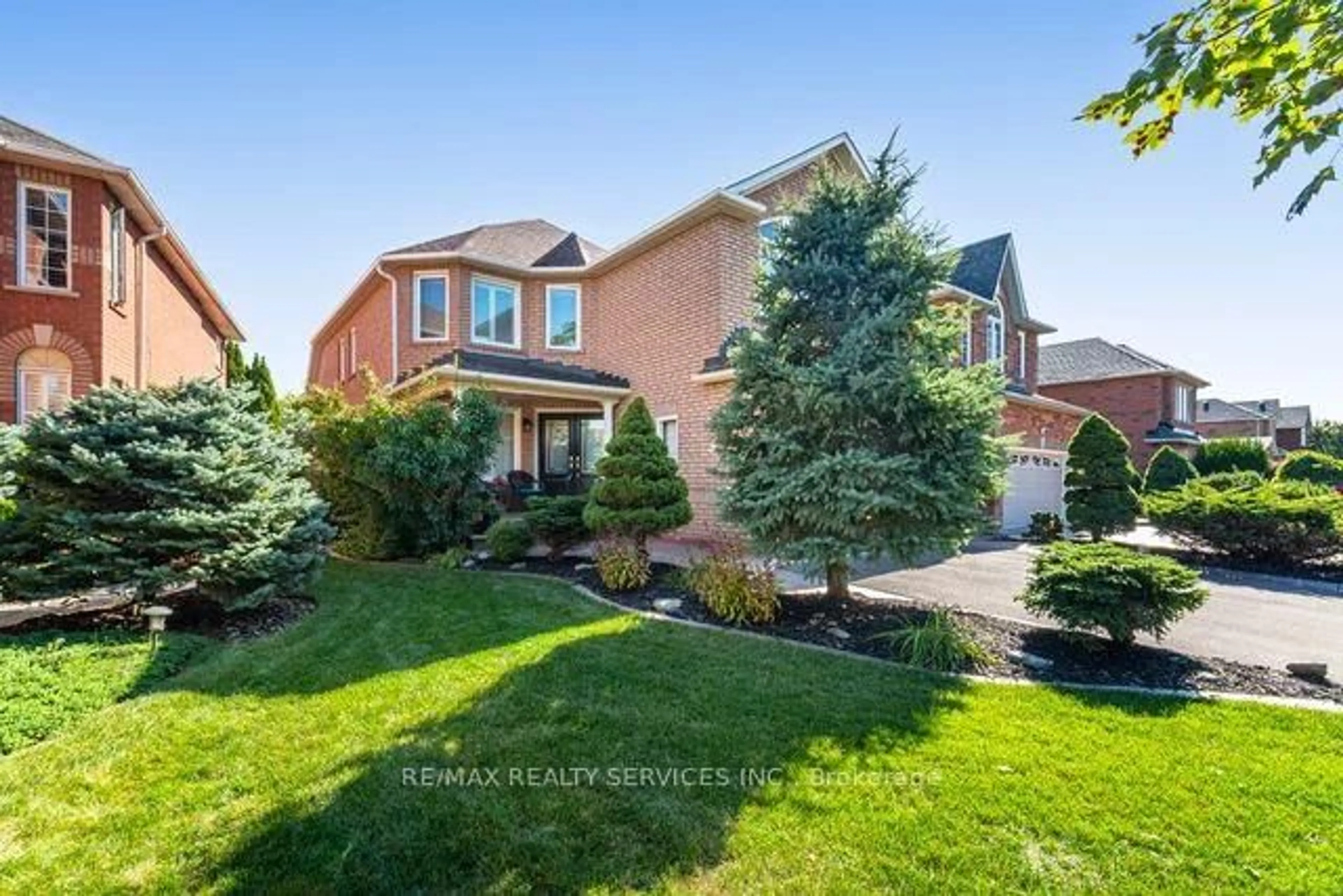 Home with brick exterior material, street for 8 Barnes Crt, Brampton Ontario L7A 1J1