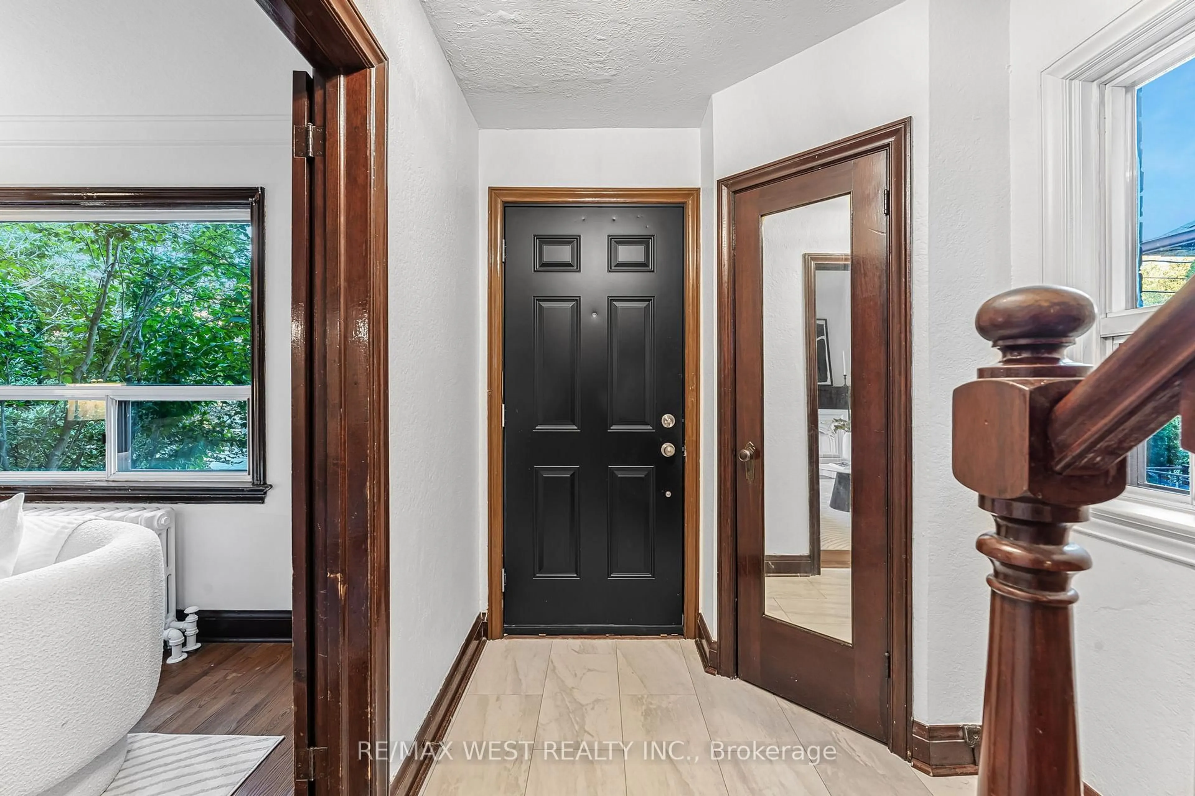 Indoor entryway for 215 Jane St, Toronto Ontario M6S 3Y8