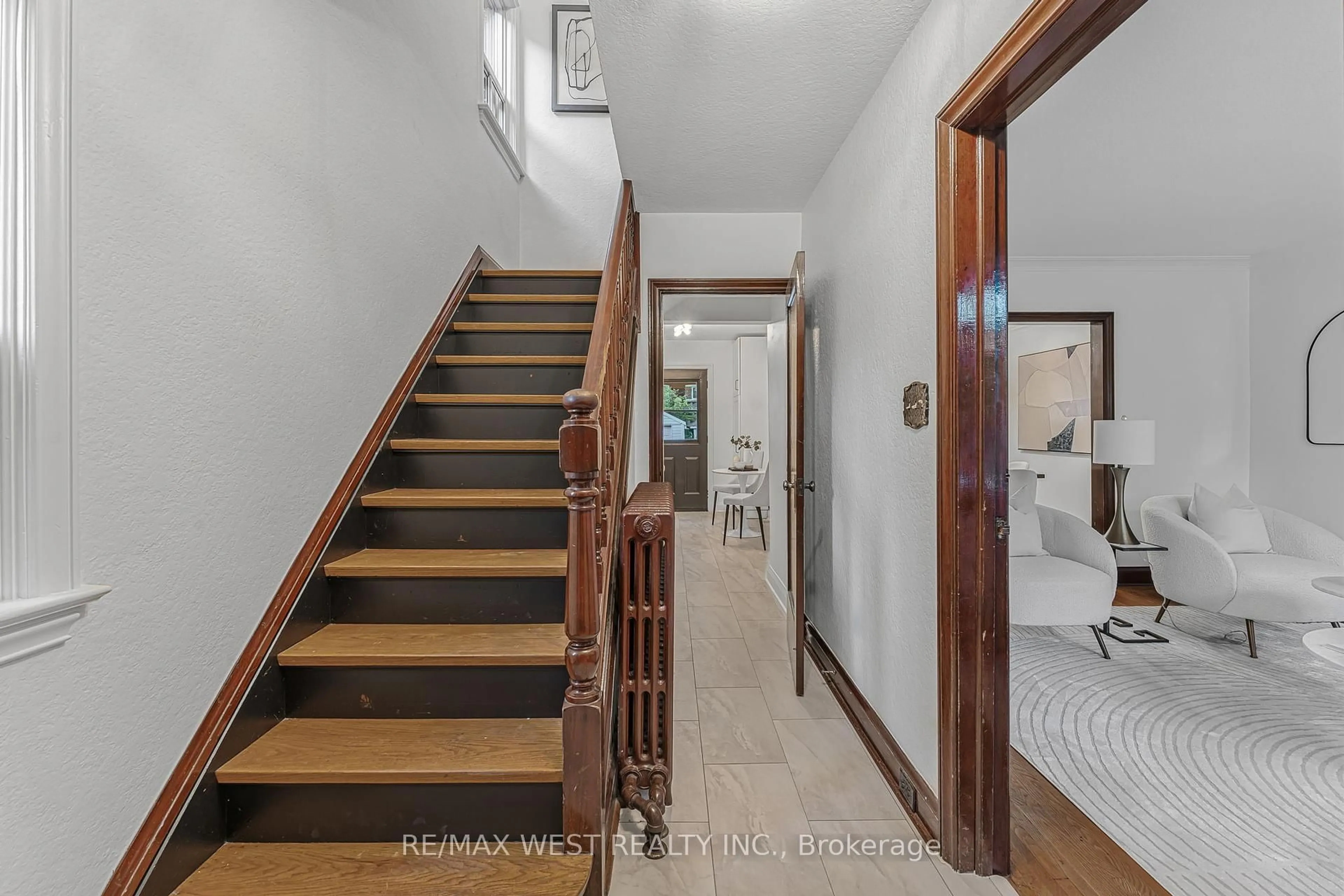 Unknown for 215 Jane St, Toronto Ontario M6S 3Y8
