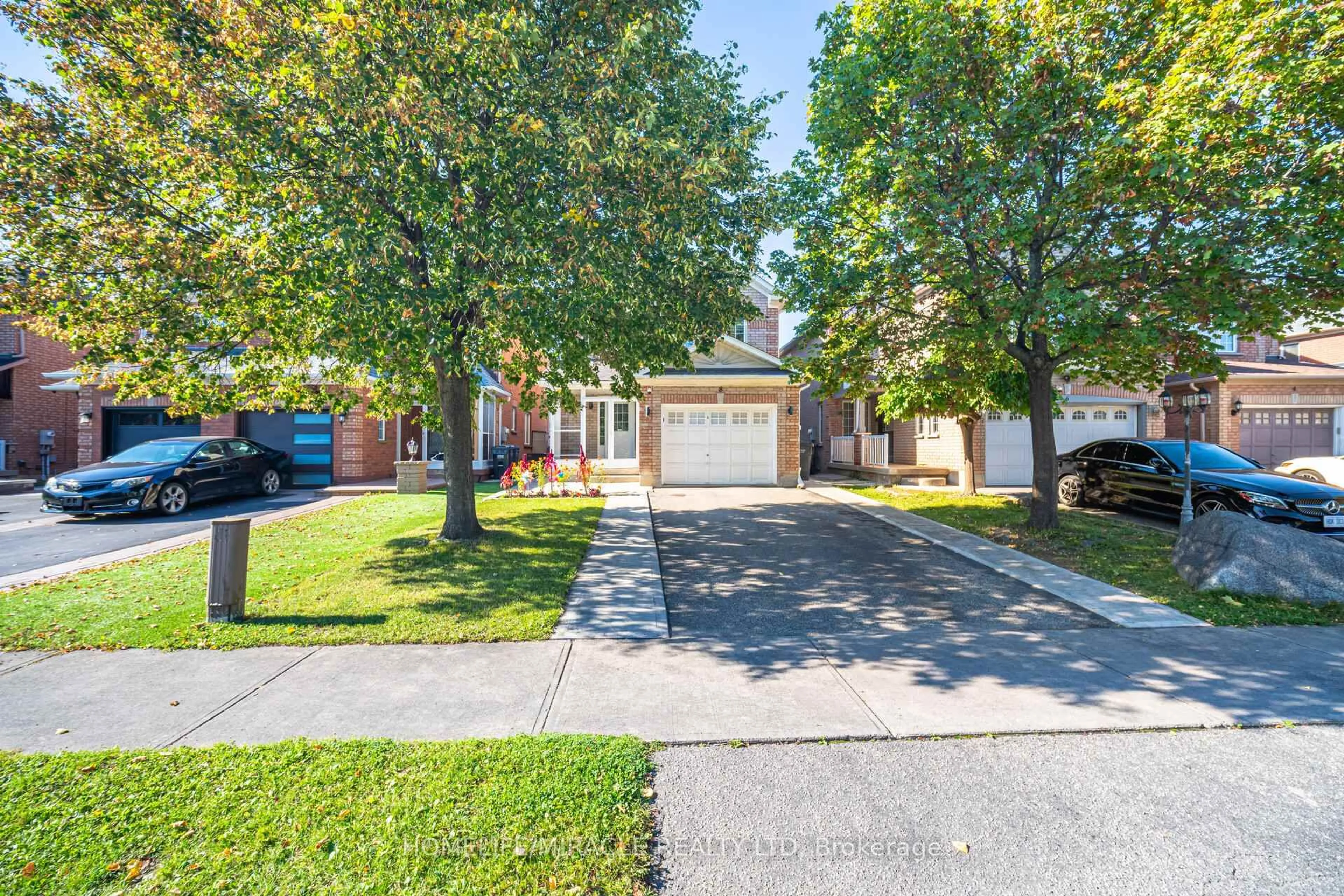 A pic from outside/outdoor area/front of a property/back of a property/a pic from drone, street for 8 Twin Pines Cres, Brampton Ontario L7A 1M5