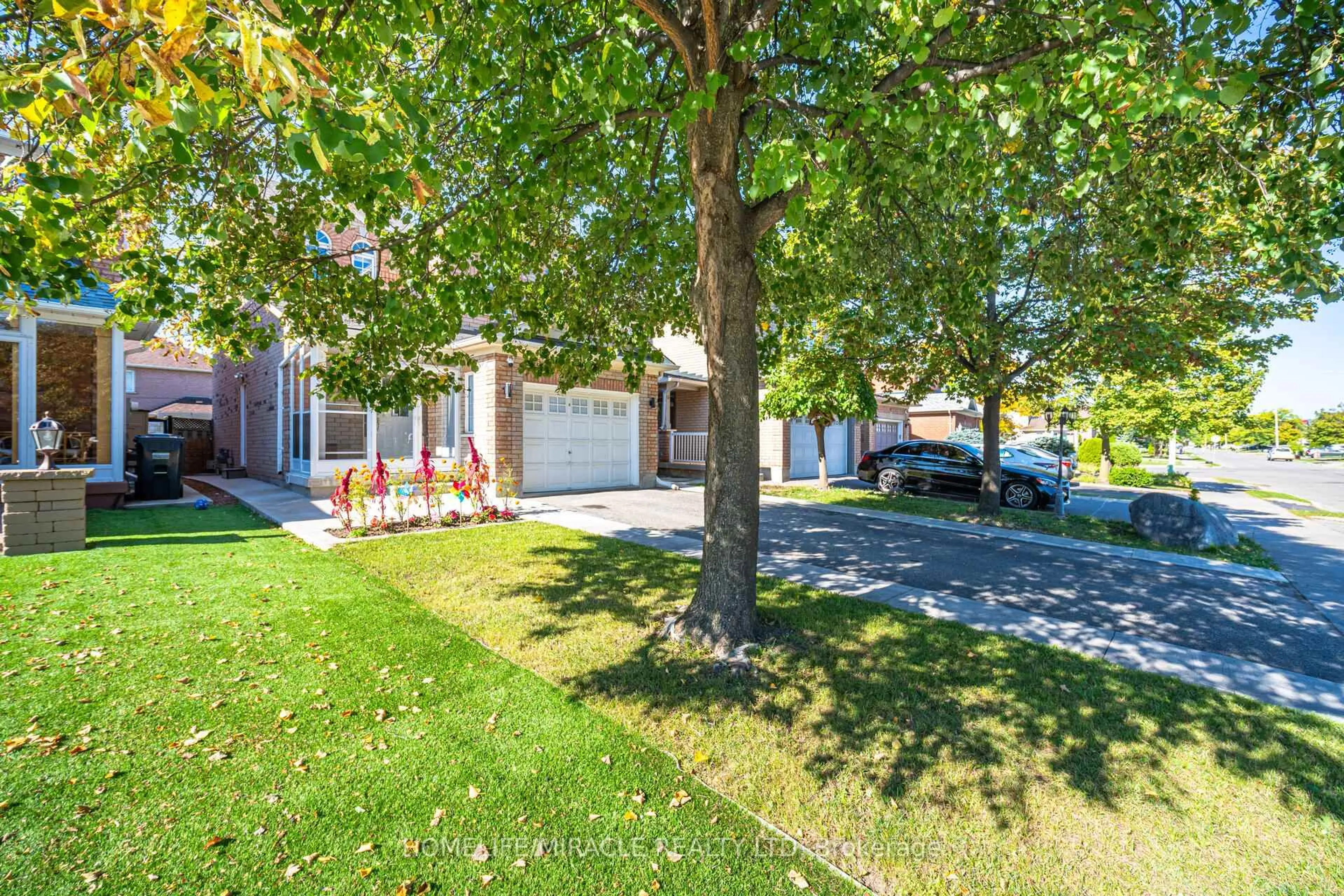 A pic from outside/outdoor area/front of a property/back of a property/a pic from drone, street for 8 Twin Pines Cres, Brampton Ontario L7A 1M5
