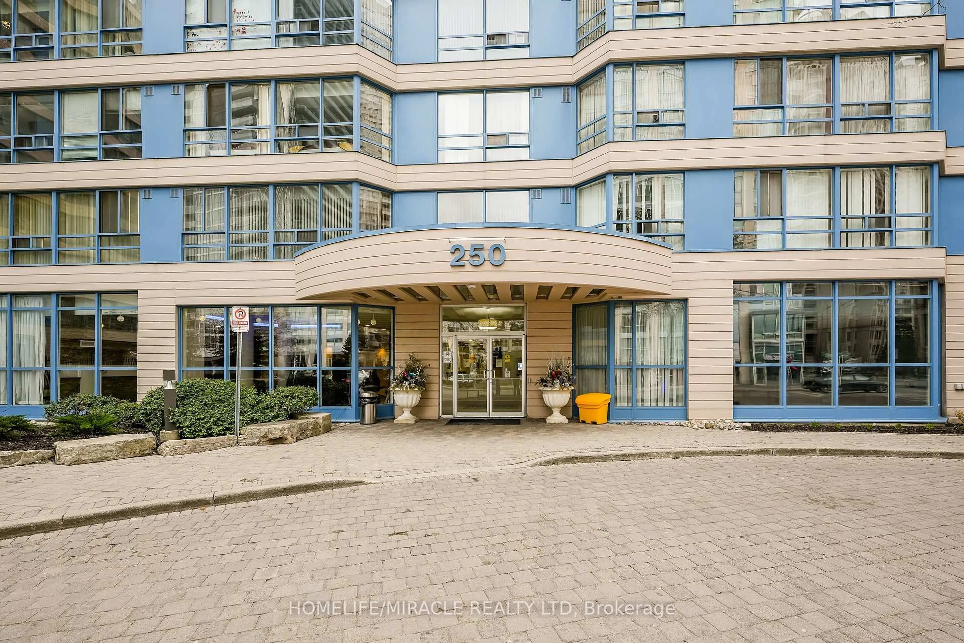 Indoor foyer for 250 Webb Dr #318, Mississauga Ontario L6P 1Y9