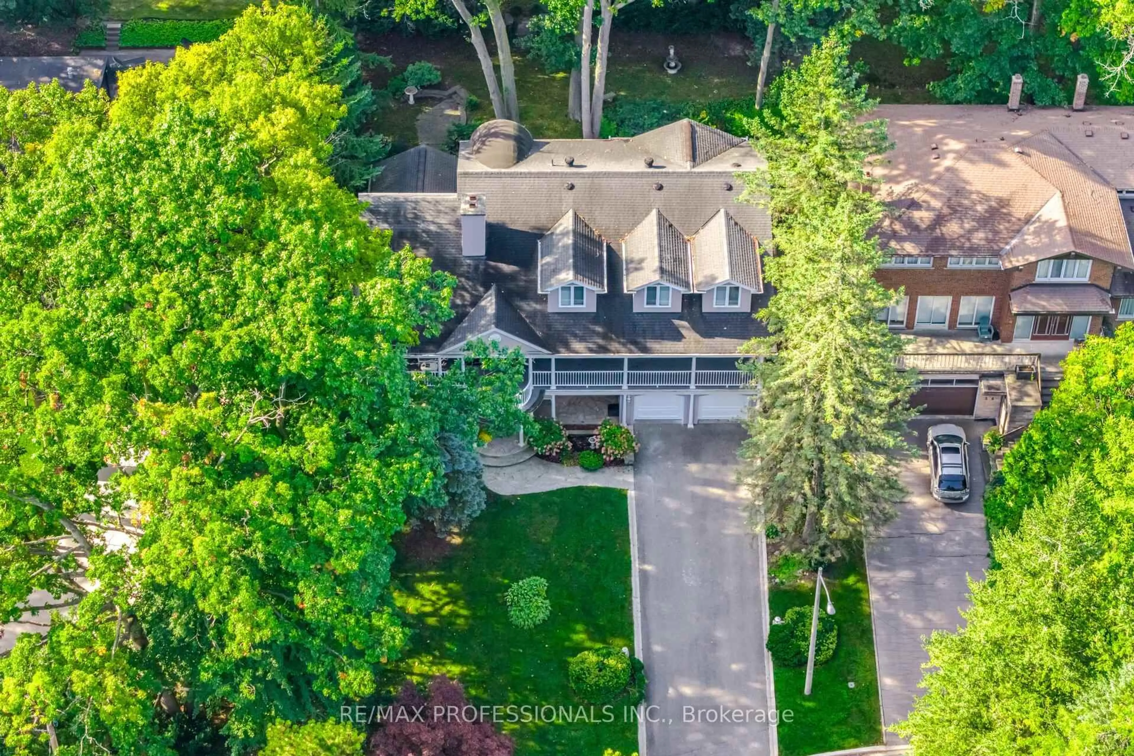A pic from outside/outdoor area/front of a property/back of a property/a pic from drone, unknown for 32 Edenbrook Hill, Toronto Ontario M9A 3Z6
