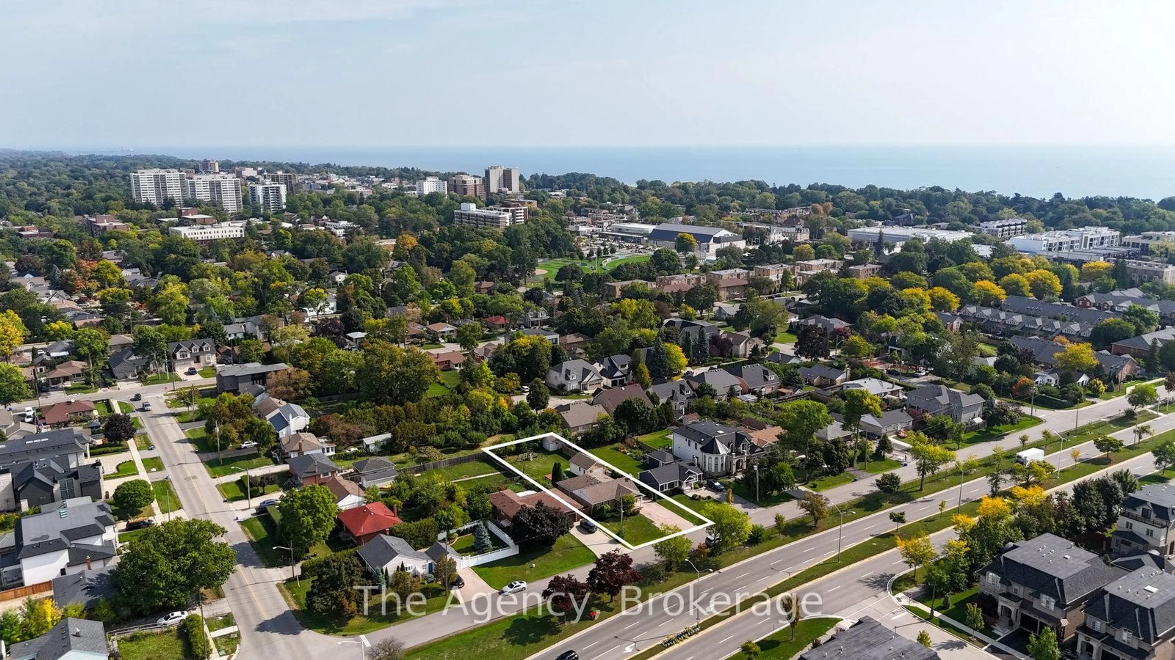 A pic from outside/outdoor area/front of a property/back of a property/a pic from drone, city buildings view from balcony for 253 Margaret Dr, Oakville Ontario L6K 2W3