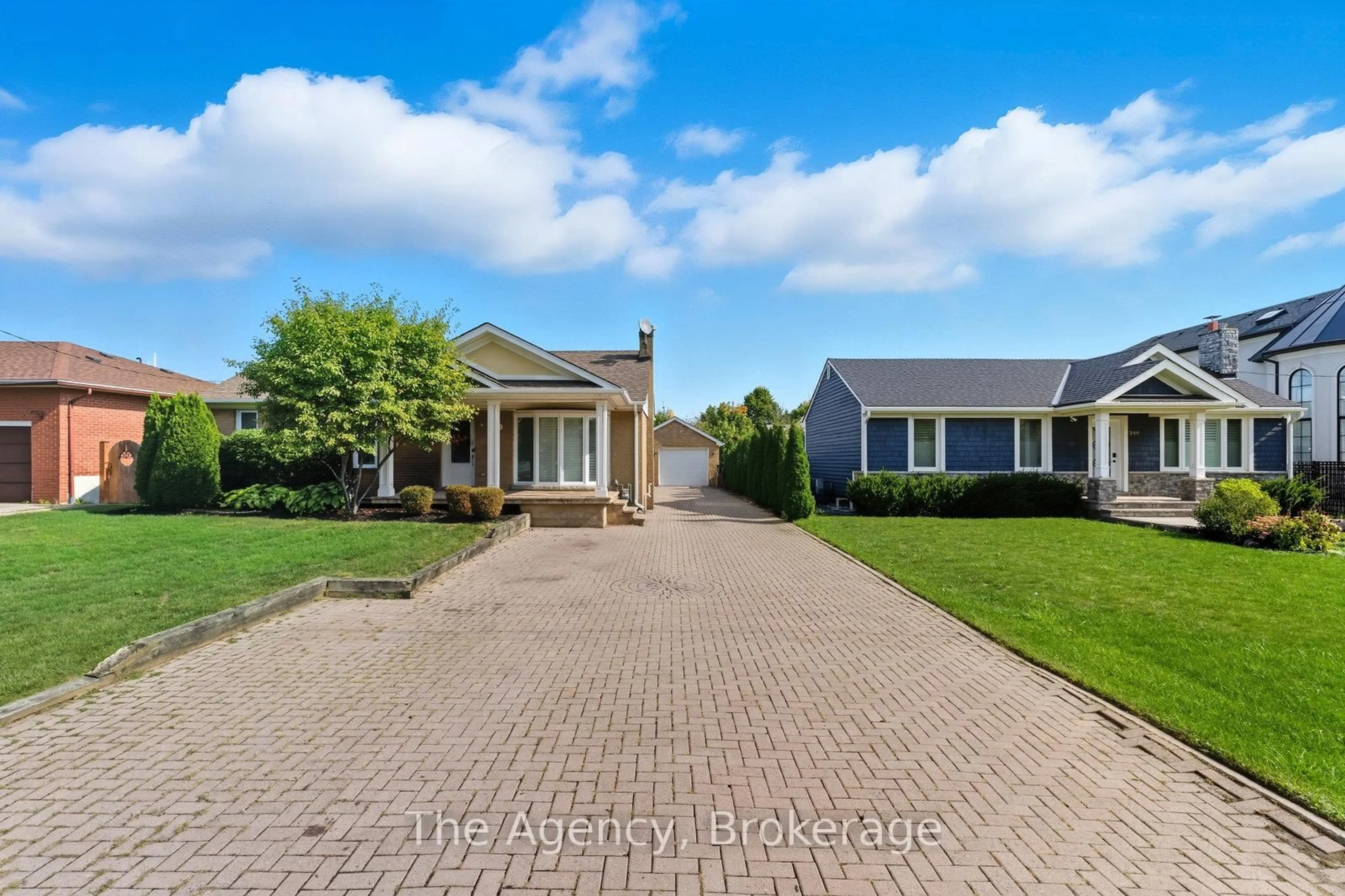A pic from outside/outdoor area/front of a property/back of a property/a pic from drone, street for 253 Margaret Dr, Oakville Ontario L6K 2W3