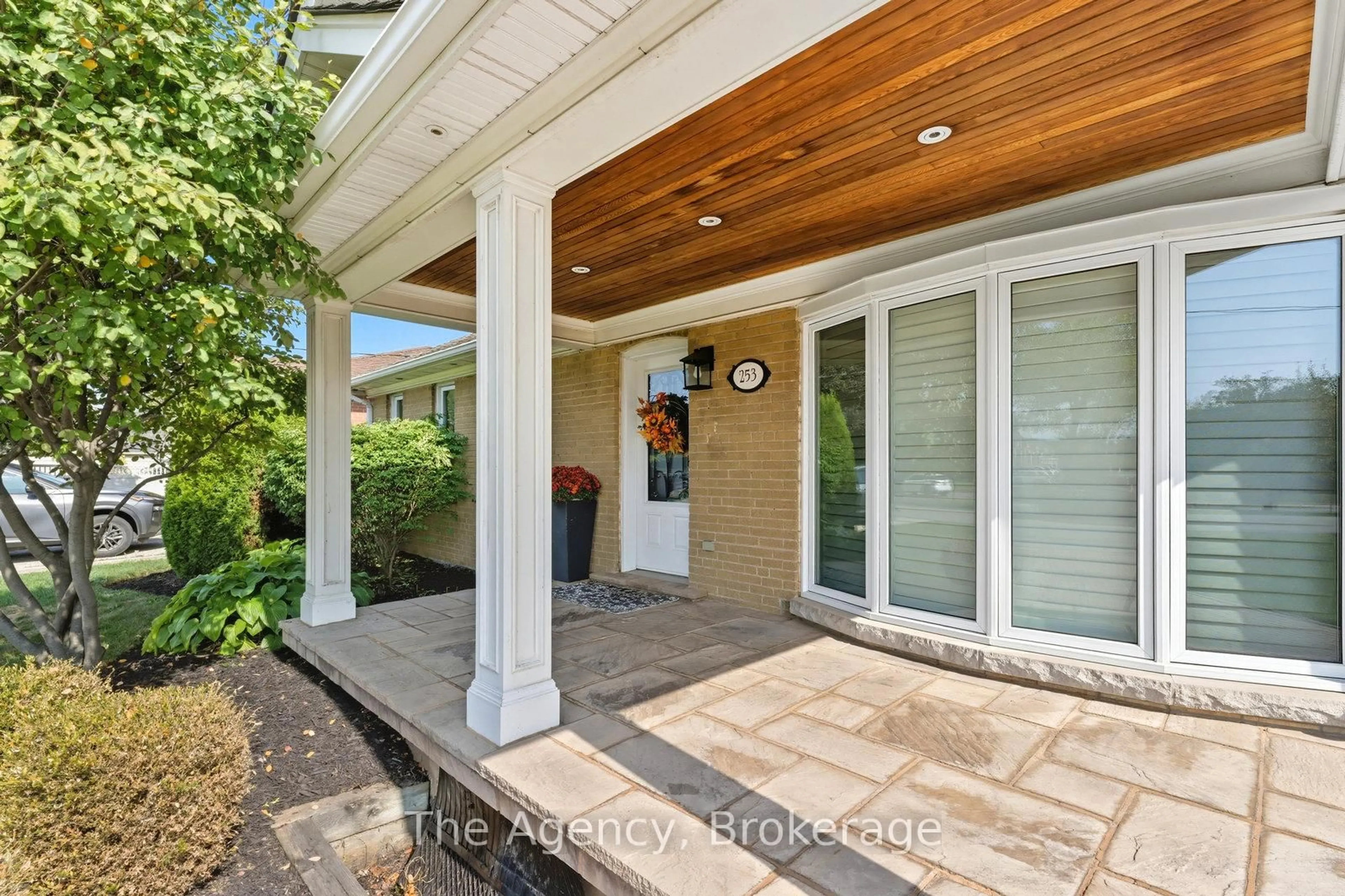Indoor entryway for 253 Margaret Dr, Oakville Ontario L6K 2W3