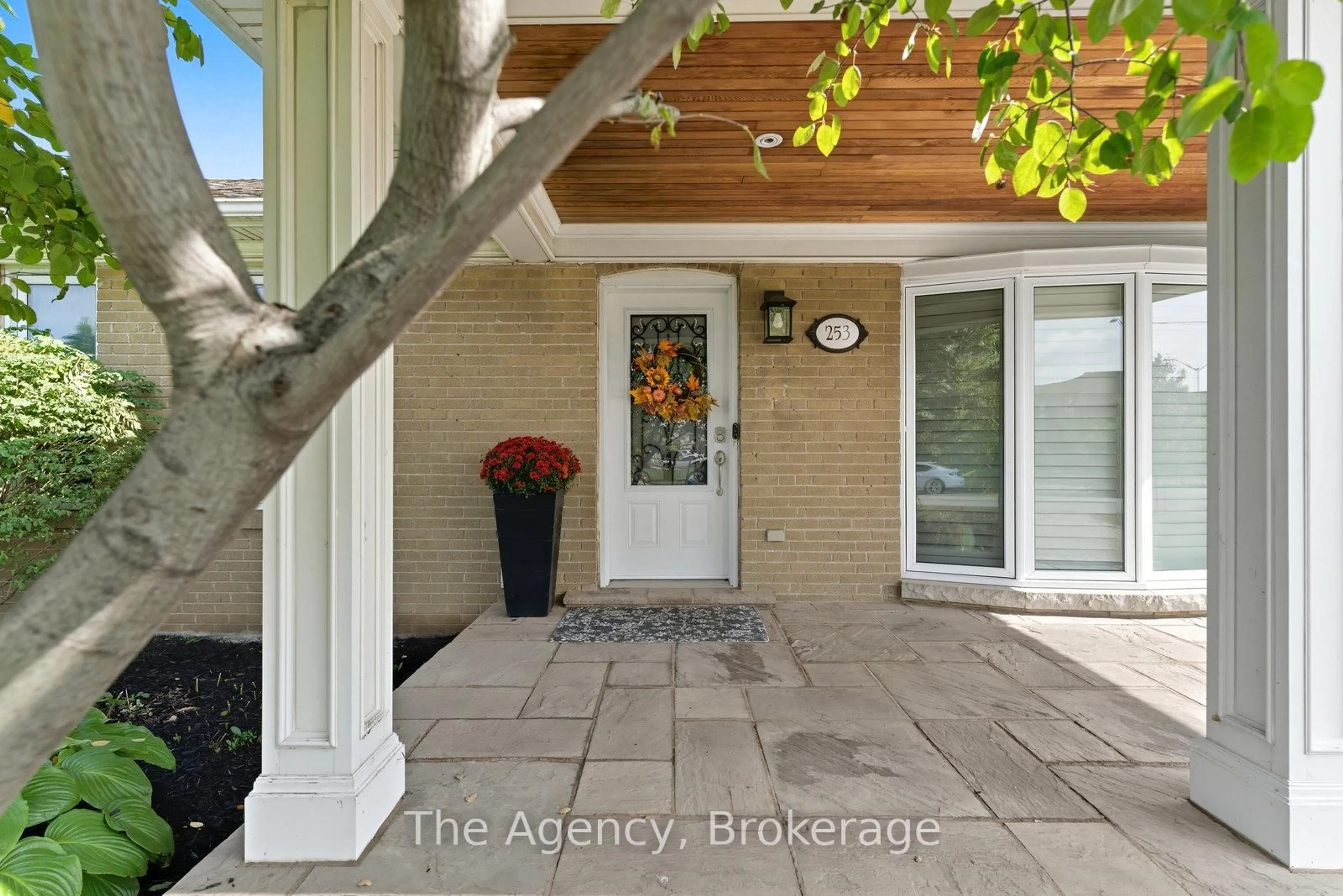 Indoor entryway for 253 Margaret Dr, Oakville Ontario L6K 2W3