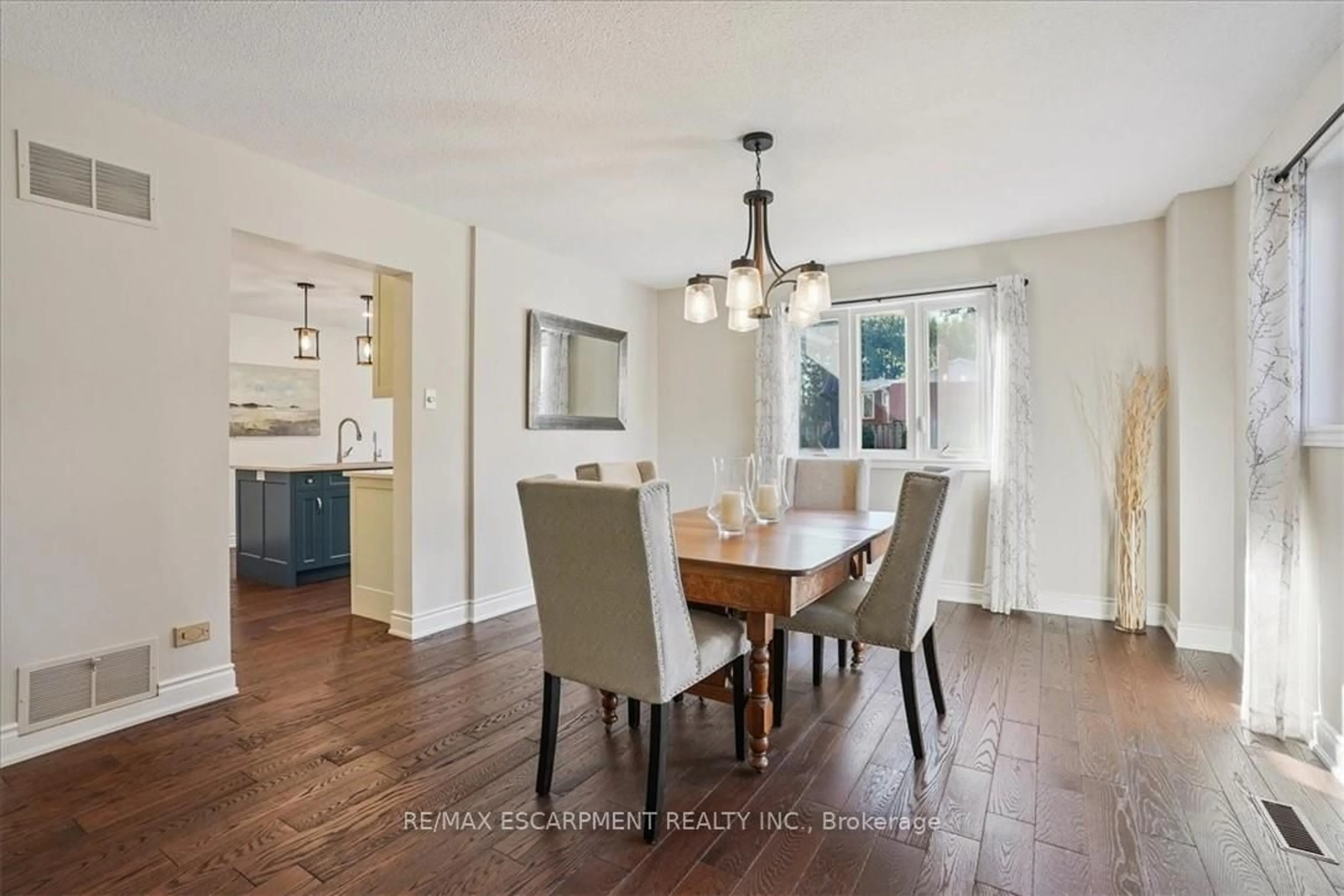 Dining room, wood/laminate floor for 41 Steen Dr, Mississauga Ontario L5N 2V3