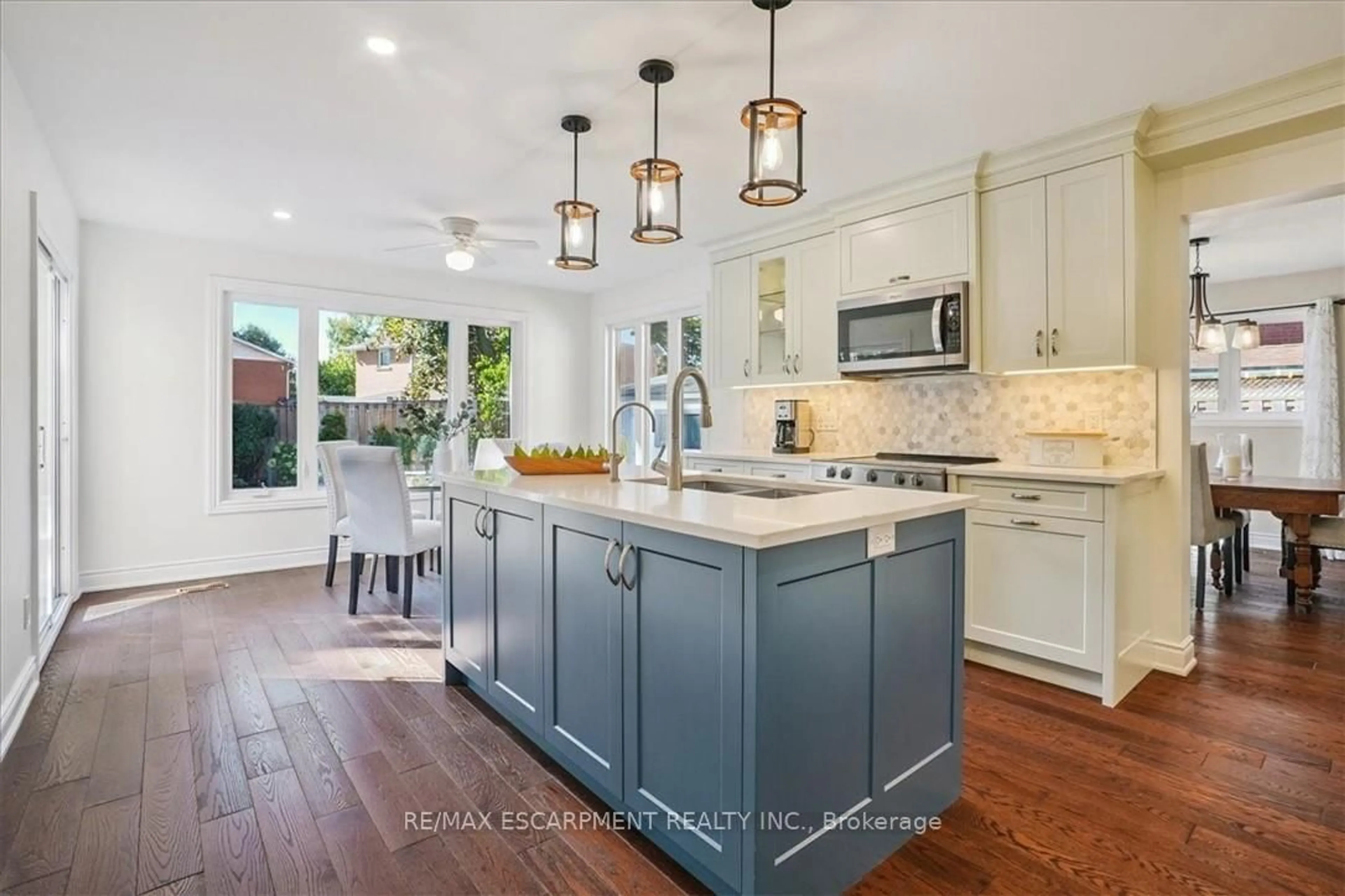 Open concept kitchen, ceramic/tile floor for 41 Steen Dr, Mississauga Ontario L5N 2V3