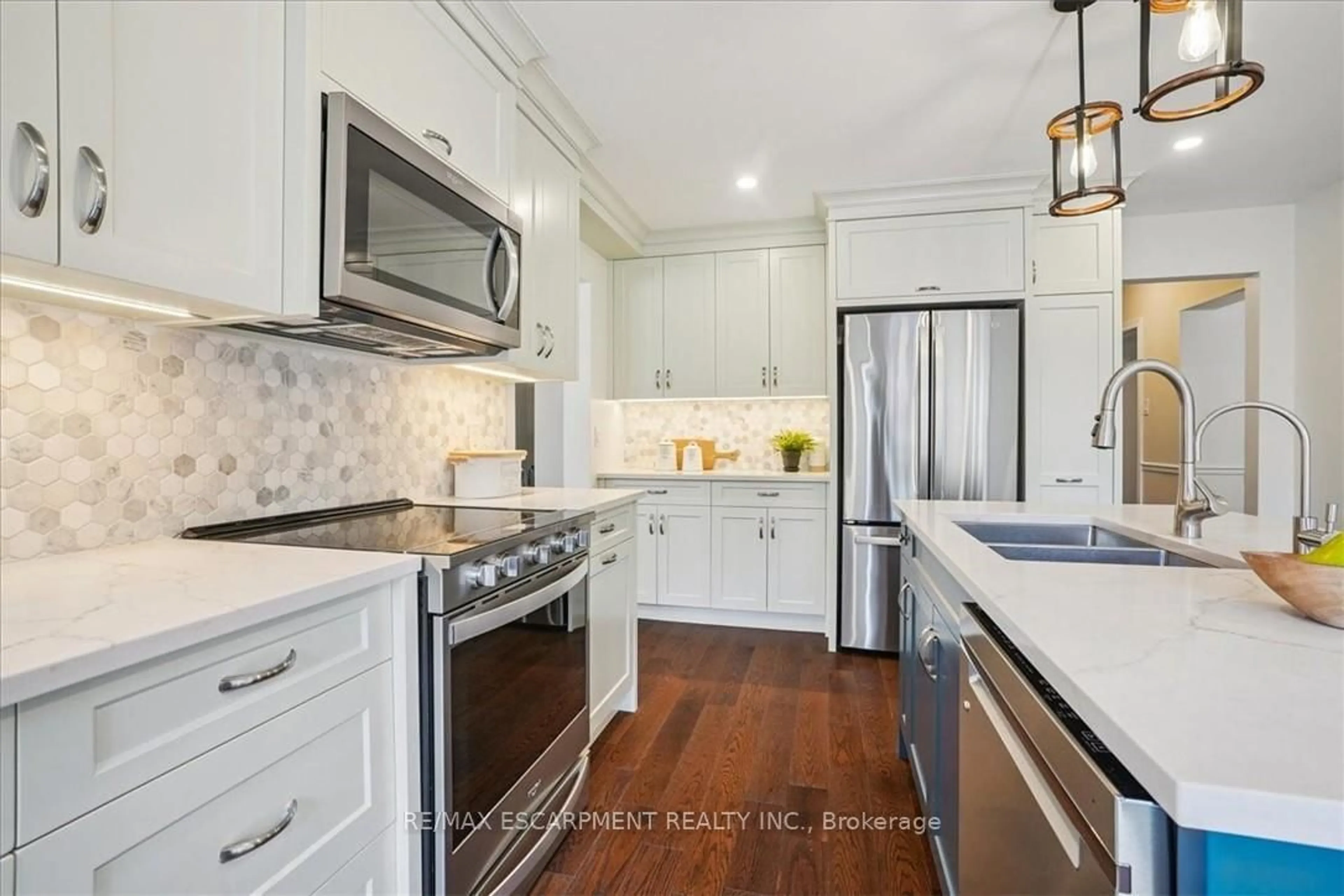Open concept kitchen, ceramic/tile floor for 41 Steen Dr, Mississauga Ontario L5N 2V3