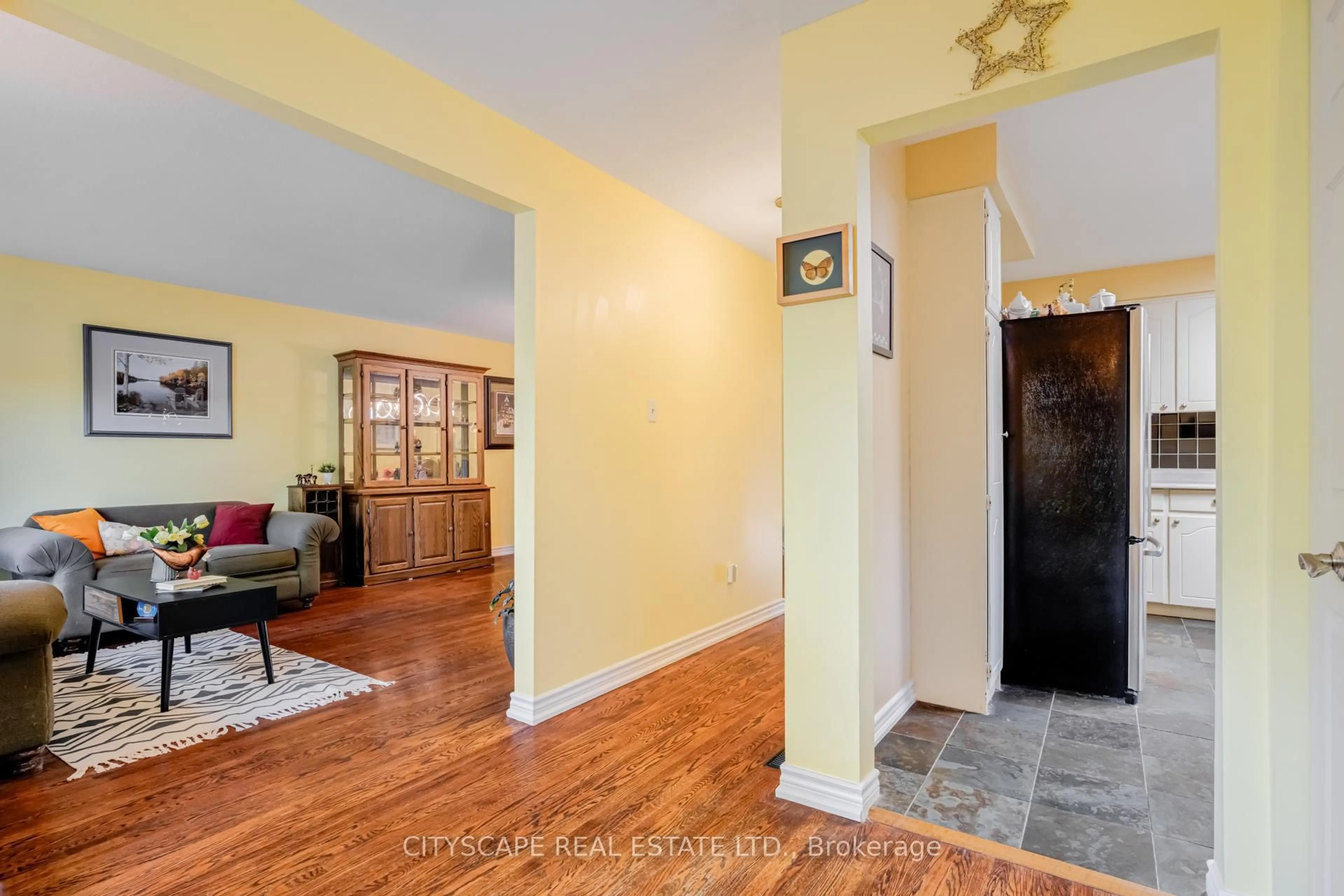 Indoor entryway for 22 Jade Cres, Brampton Ontario L6S 3H1