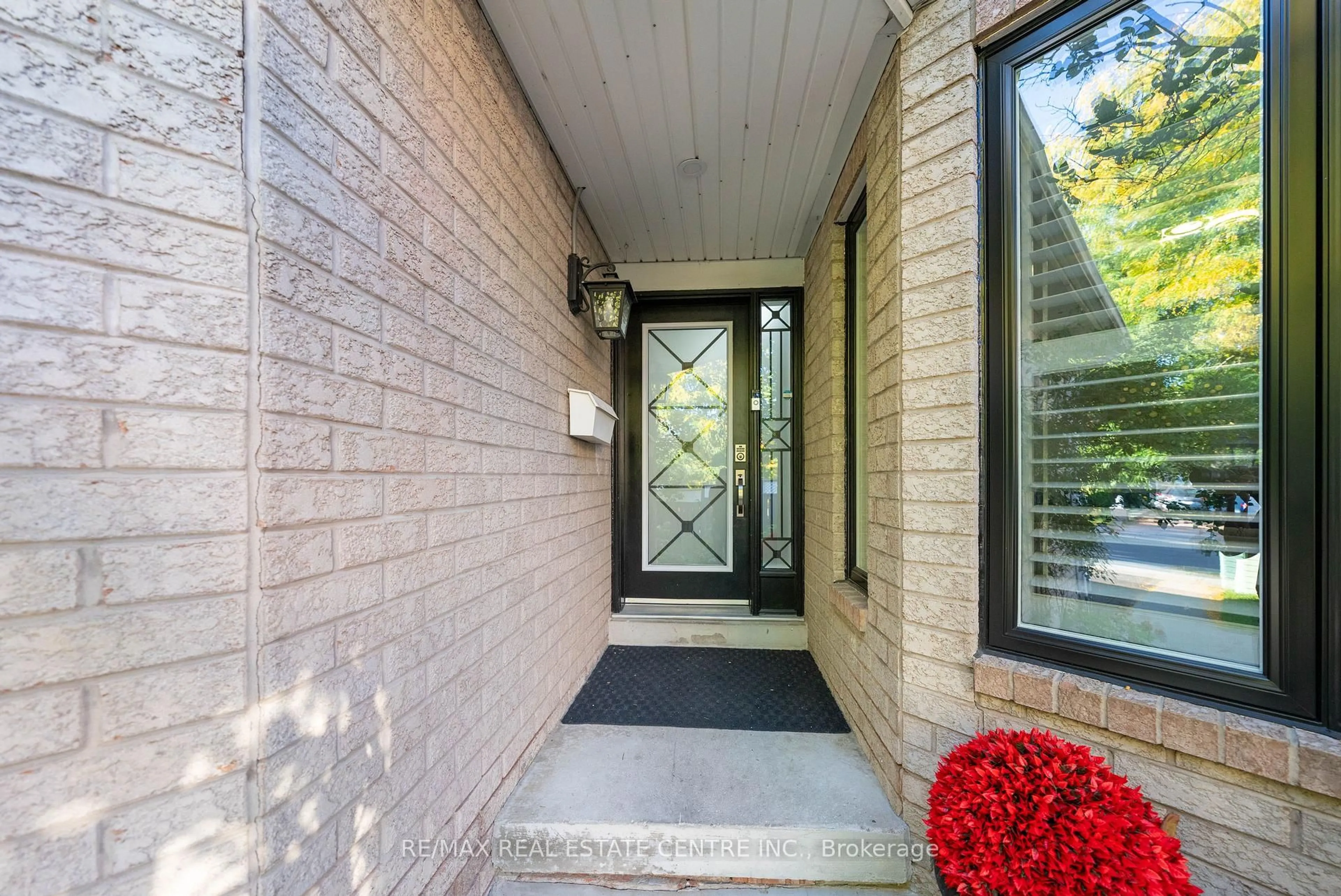 Indoor entryway for 37 Pebblestone Circ, Brampton Ontario L6X 4N2
