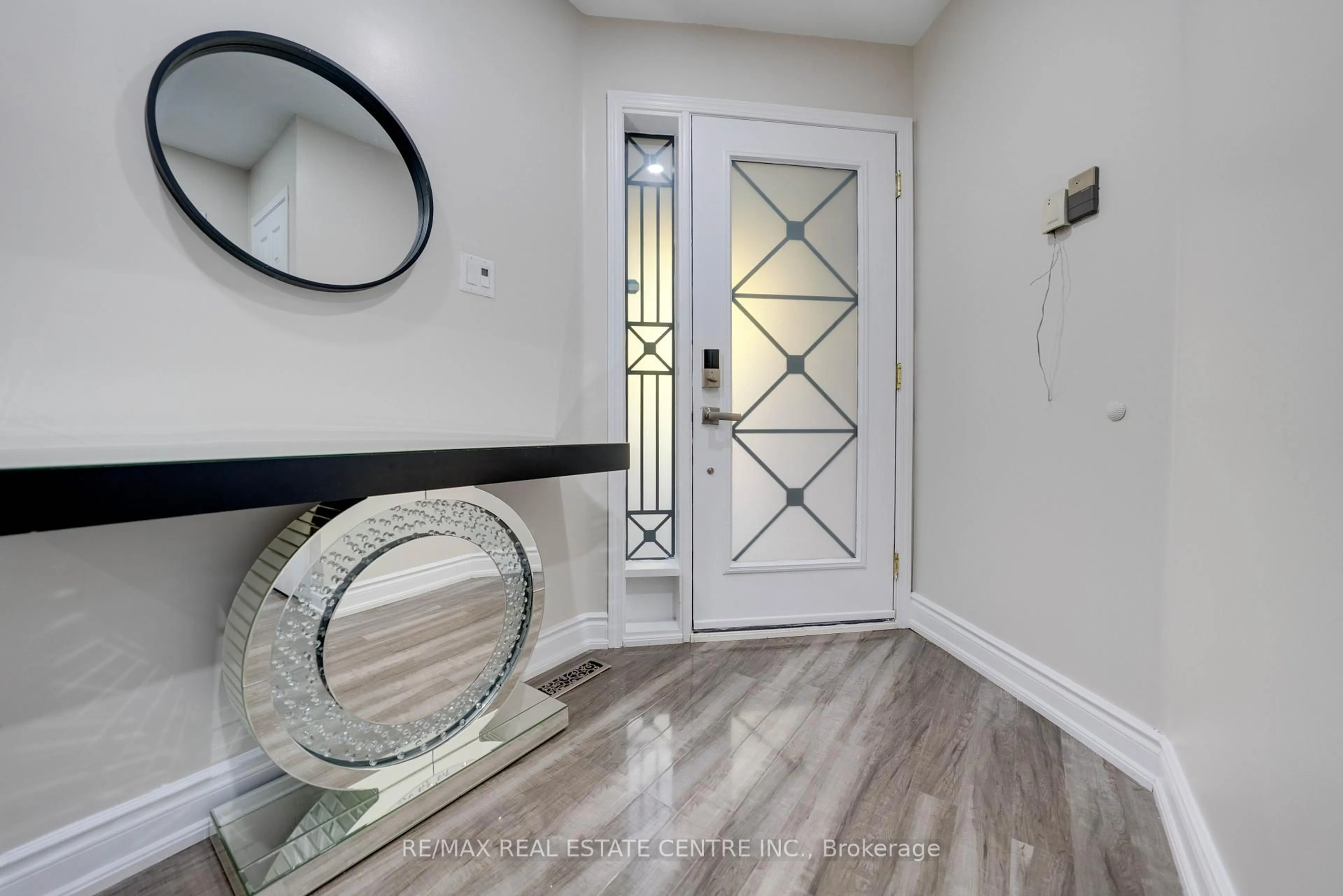 Indoor entryway for 37 Pebblestone Circ, Brampton Ontario L6X 4N2
