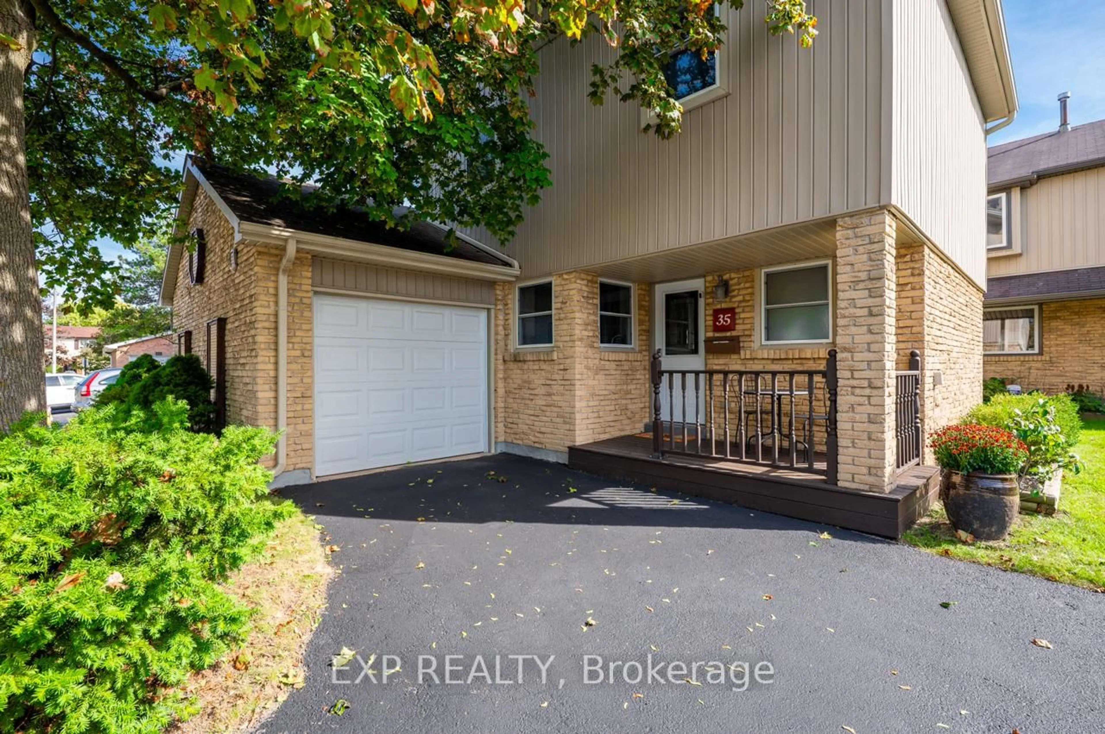 A pic from outside/outdoor area/front of a property/back of a property/a pic from drone, street for 35 Neuchatel Pl #35, Mississauga Ontario L5N 6A7