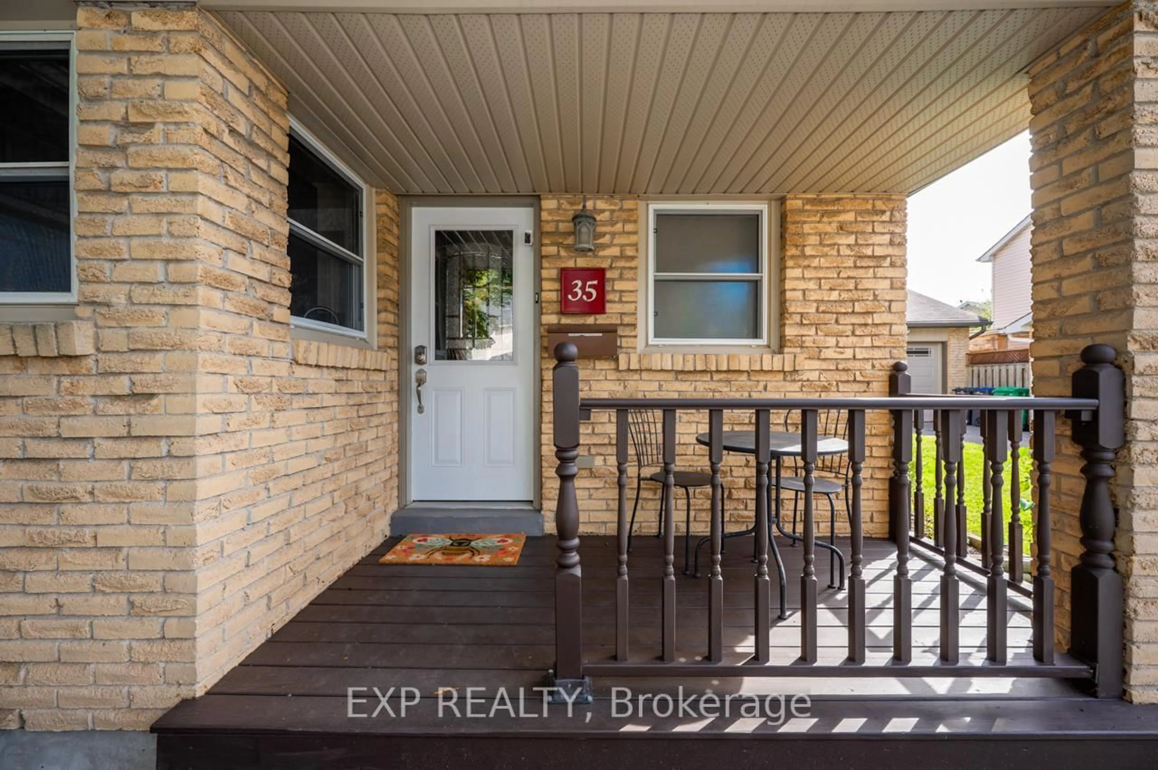 Indoor entryway for 35 Neuchatel Pl #35, Mississauga Ontario L5N 6A7