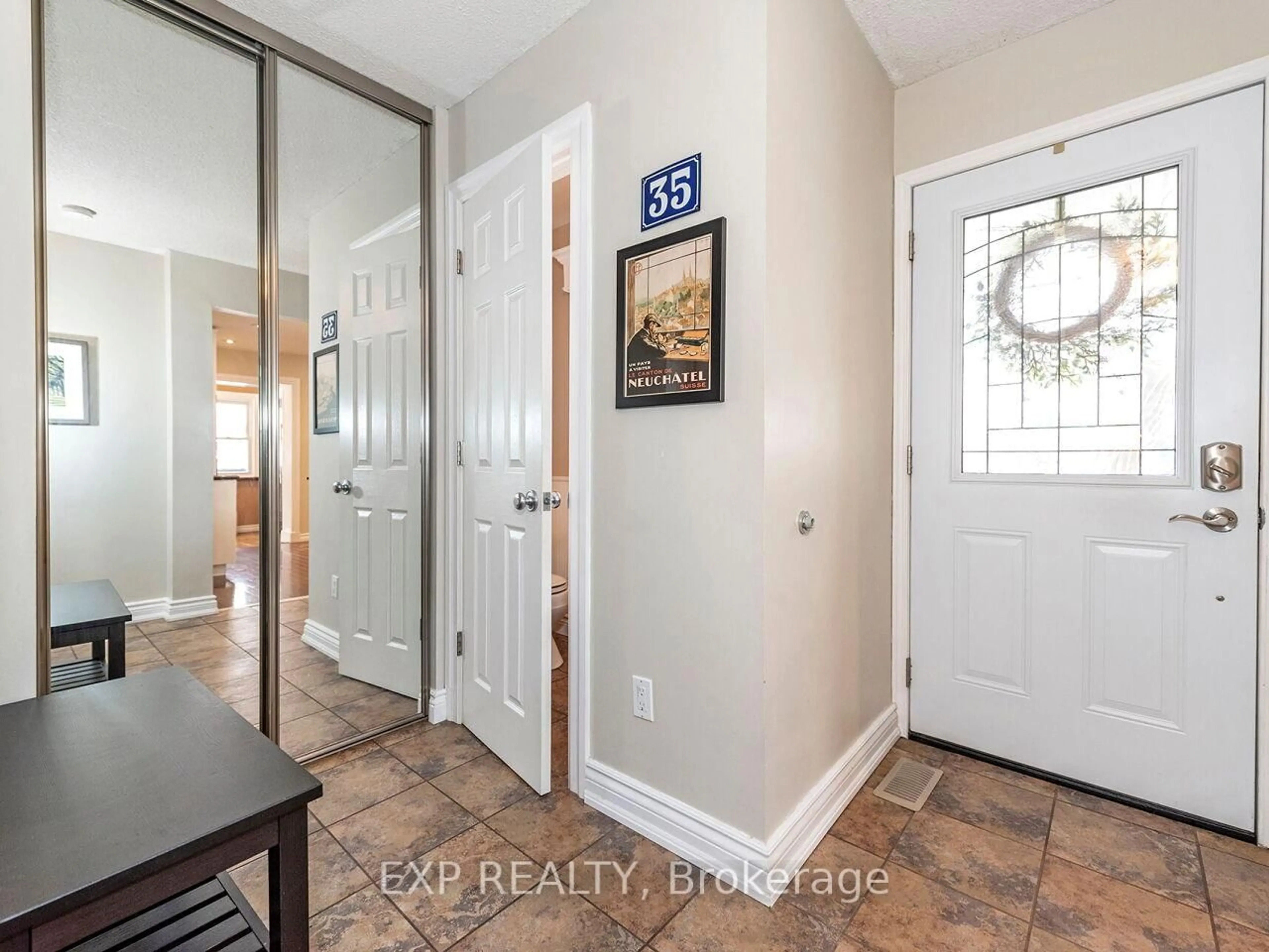 Indoor entryway for 35 Neuchatel Pl #35, Mississauga Ontario L5N 6A7