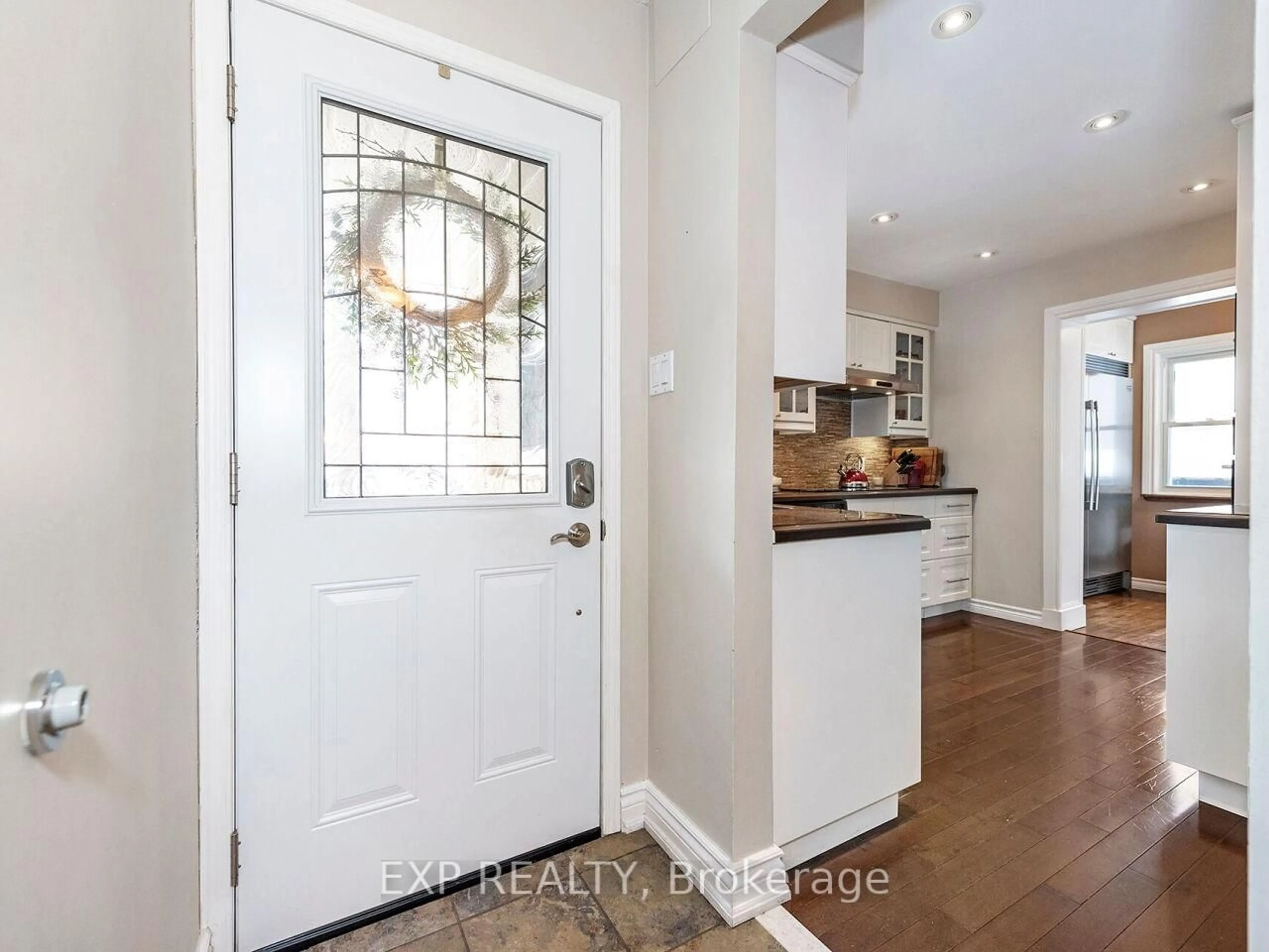 Indoor entryway for 35 Neuchatel Pl #35, Mississauga Ontario L5N 6A7