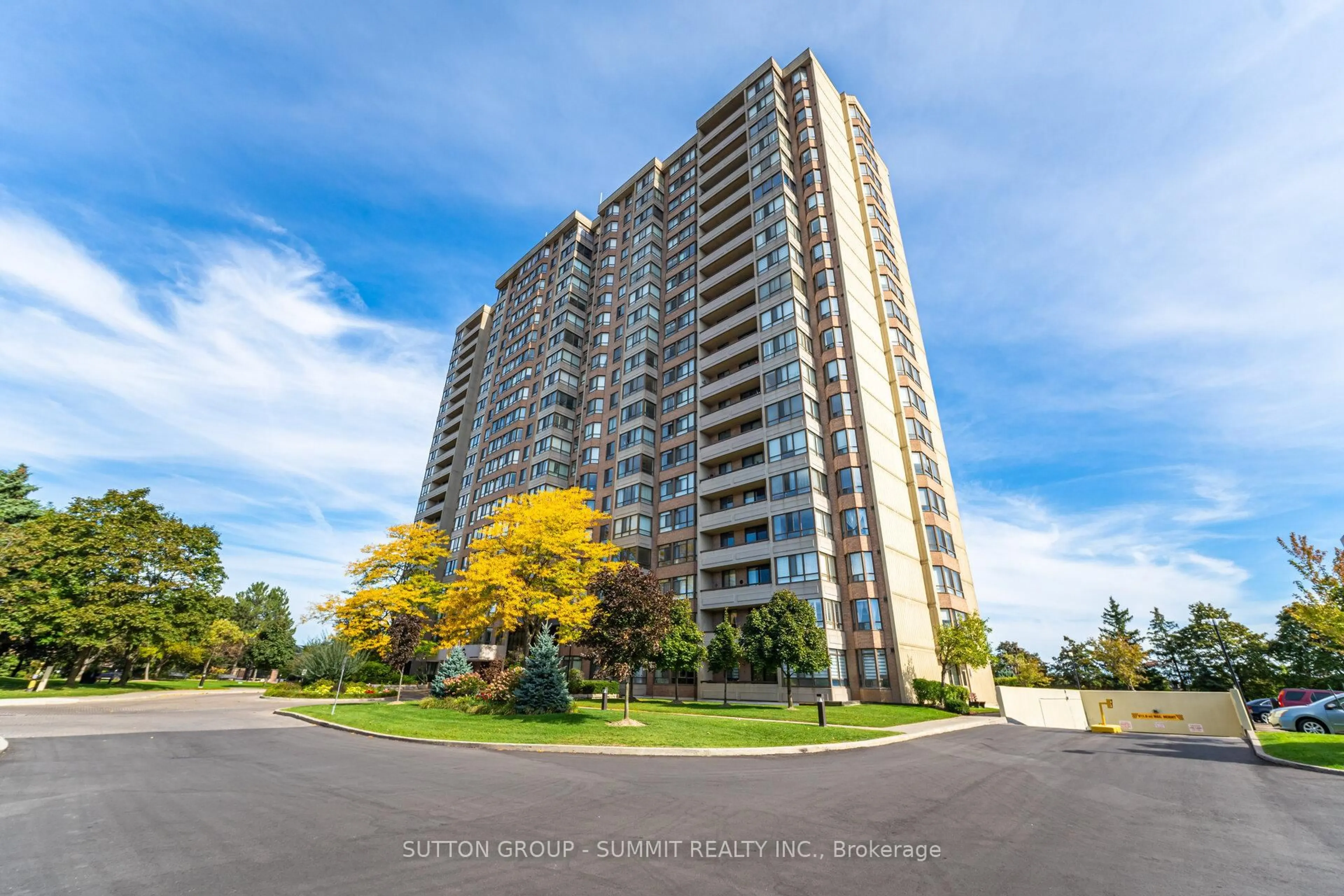 A pic from outside/outdoor area/front of a property/back of a property/a pic from drone, street for 100 County Court Blvd #1005, Brampton Ontario L6W 3X1