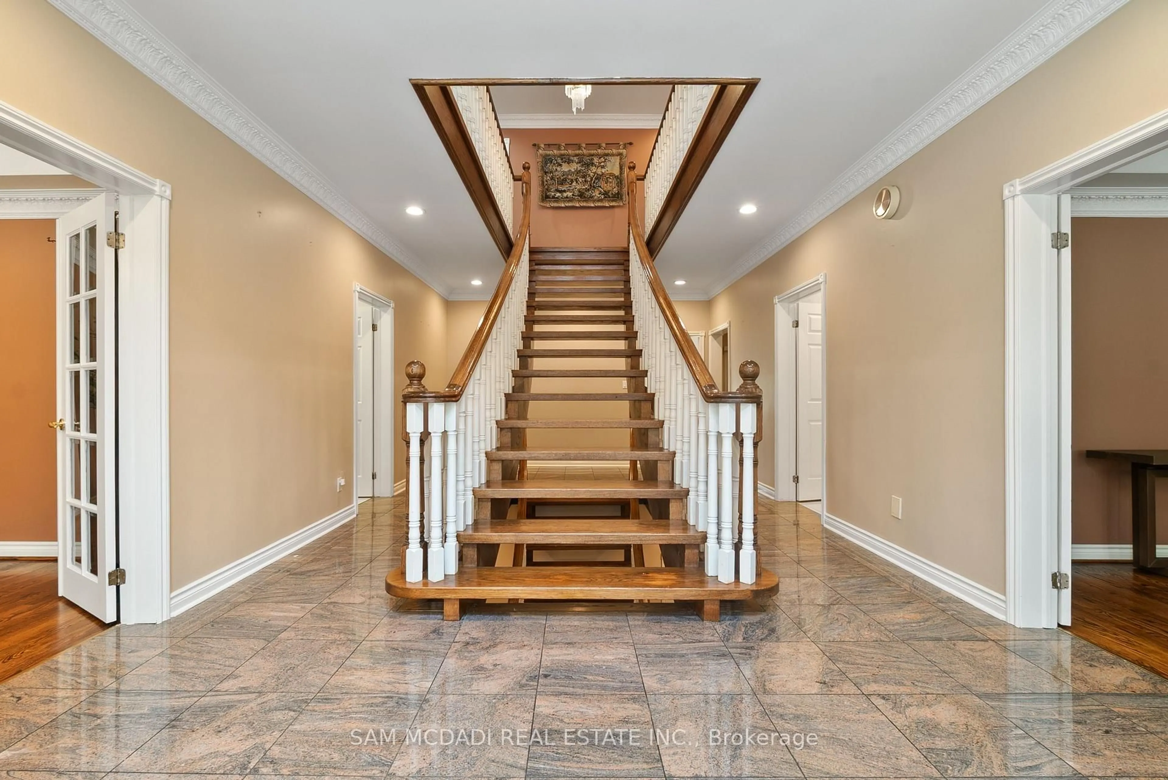 Unknown for 2339 Glengarry Rd, Mississauga Ontario L5C 1Y1