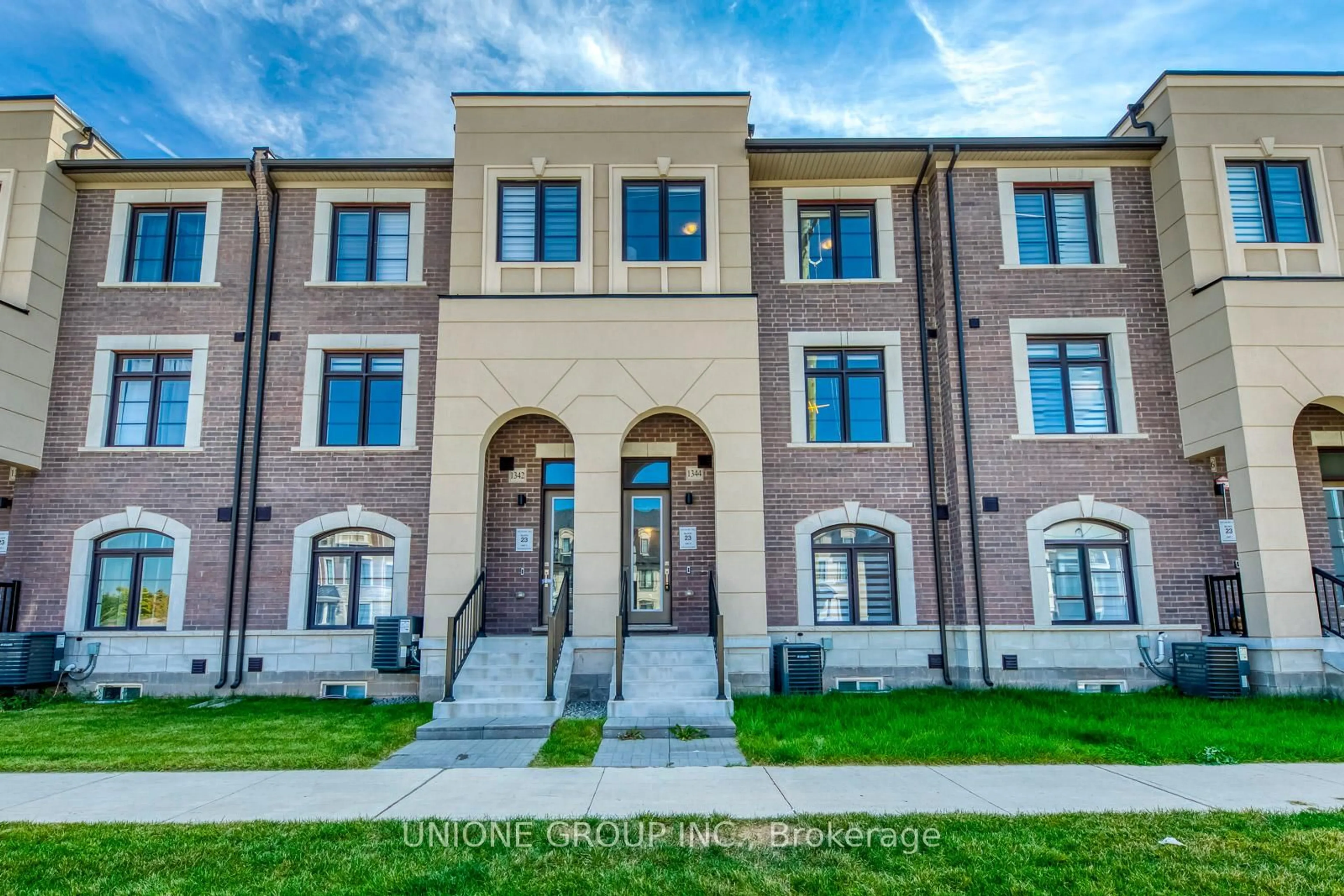 Home with brick exterior material, building for 1344 William Halton Pkwy, Oakville Ontario L6M 5R2