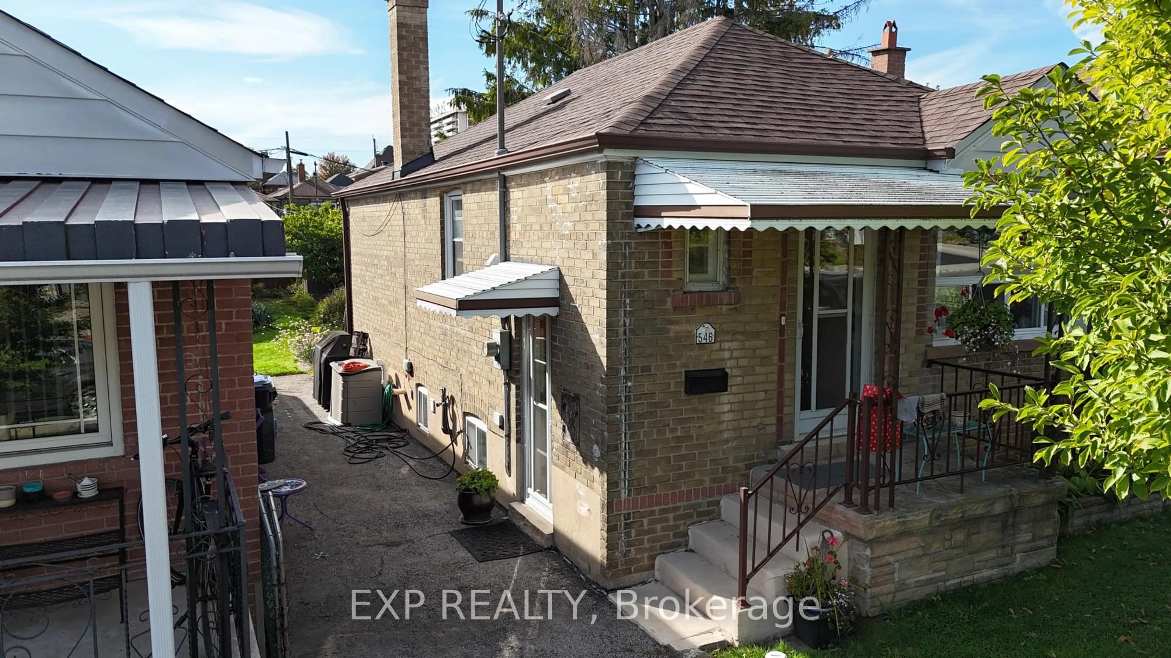 A pic from outside/outdoor area/front of a property/back of a property/a pic from drone, street for 546 Mc Roberts Ave, Toronto Ontario M6E 4R6