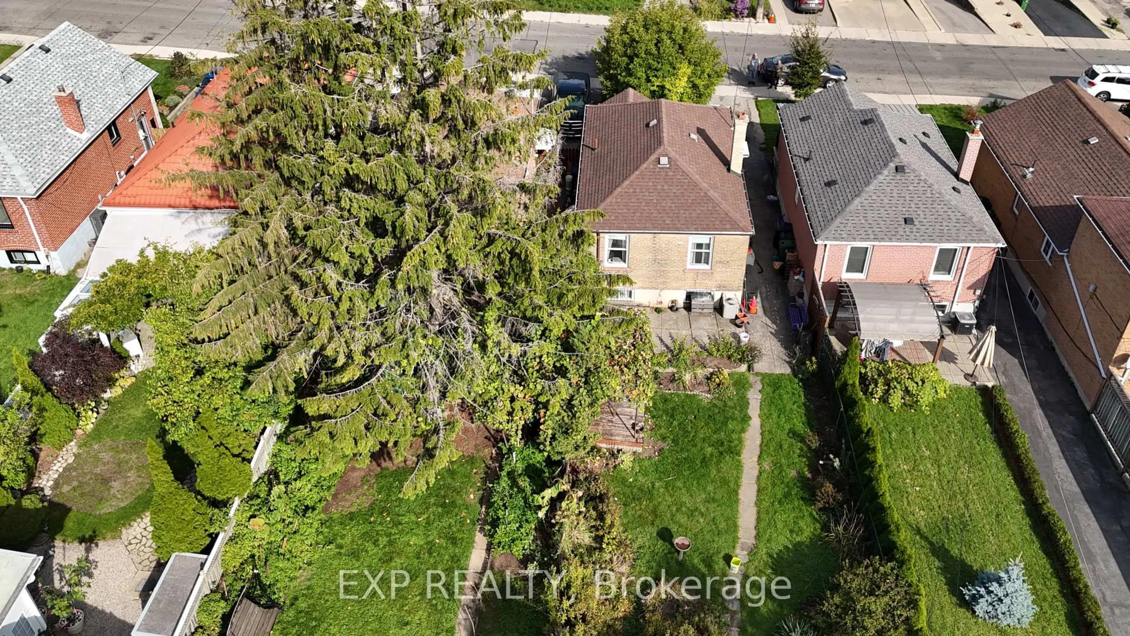 A pic from outside/outdoor area/front of a property/back of a property/a pic from drone, street for 546 Mc Roberts Ave, Toronto Ontario M6E 4R6