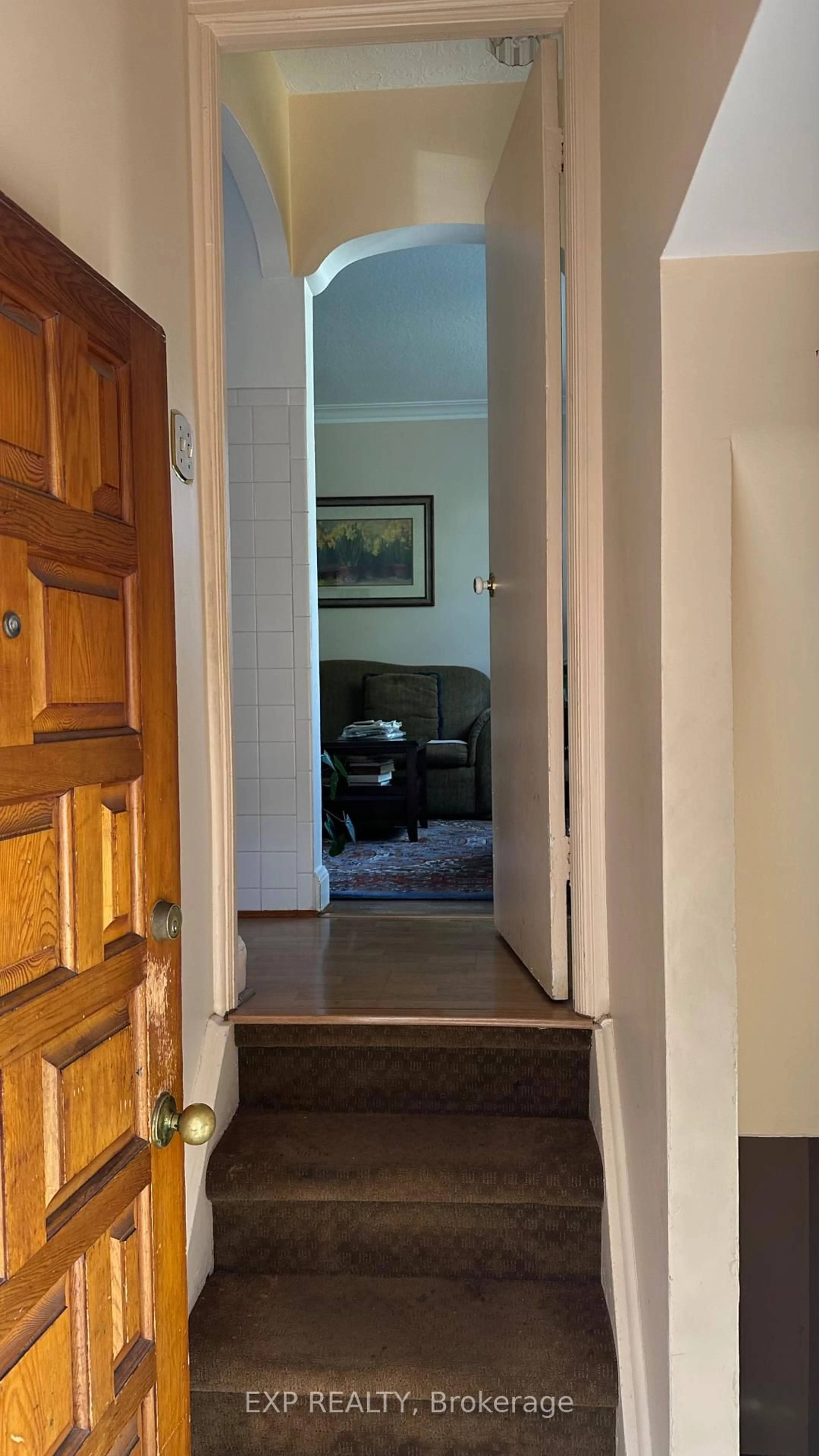 Indoor foyer for 546 Mc Roberts Ave, Toronto Ontario M6E 4R6