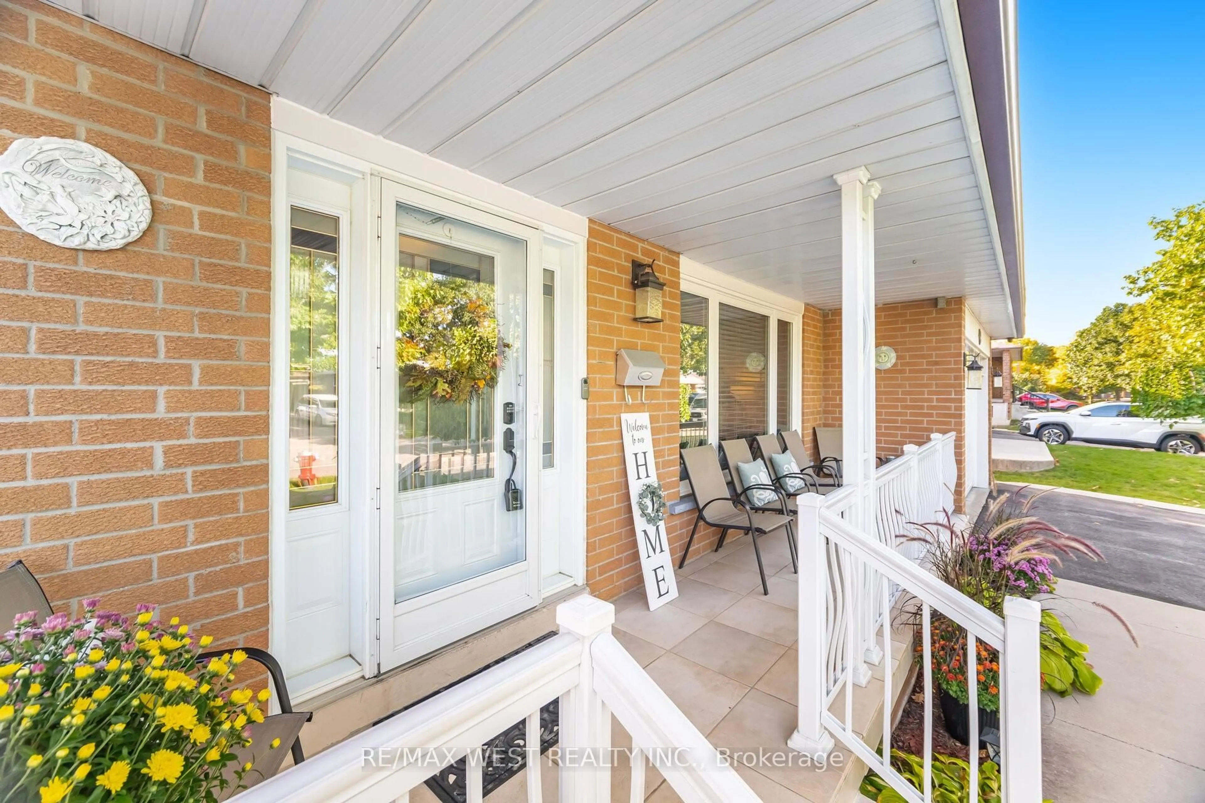 Patio, street for 17 Malcolm Cres, Brampton Ontario L6S 3C7